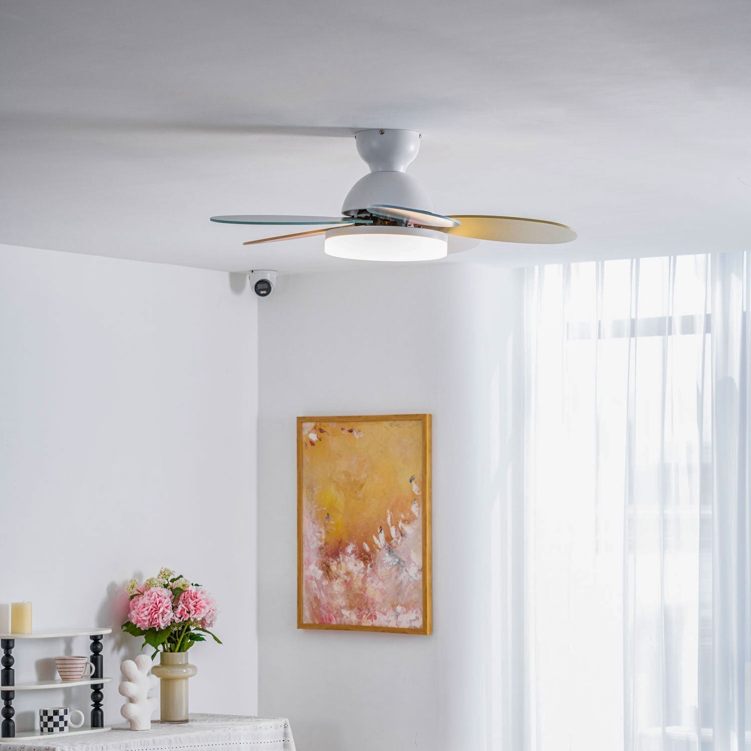 Plafonnier ventilateur Liora coloré, améliorant l'esthétique de la pièce