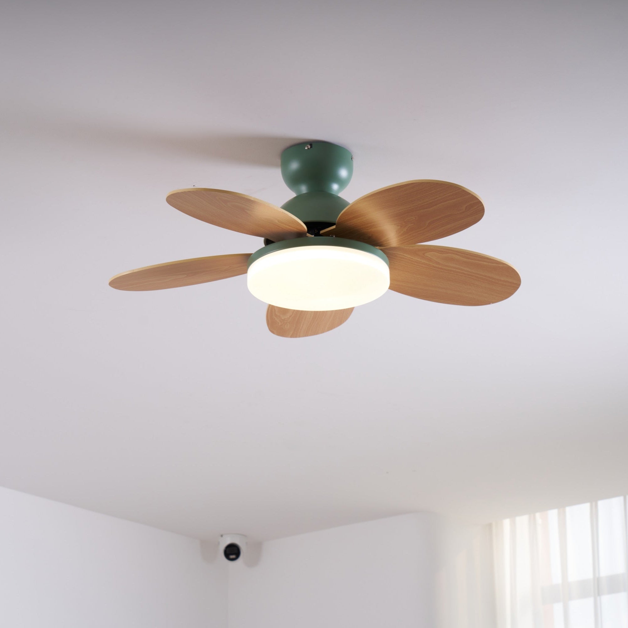 Plafonnier ventilateur Liora en verre coloré pour enfants, dans un cadre vibrant