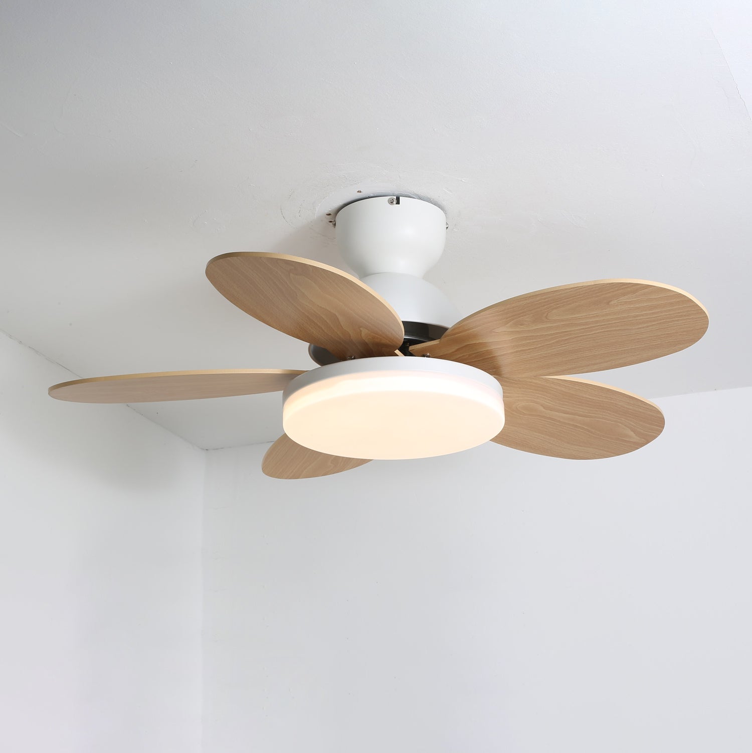 Plafonnier ventilateur Liora en verre coloré pour enfants, montrant les dimensions