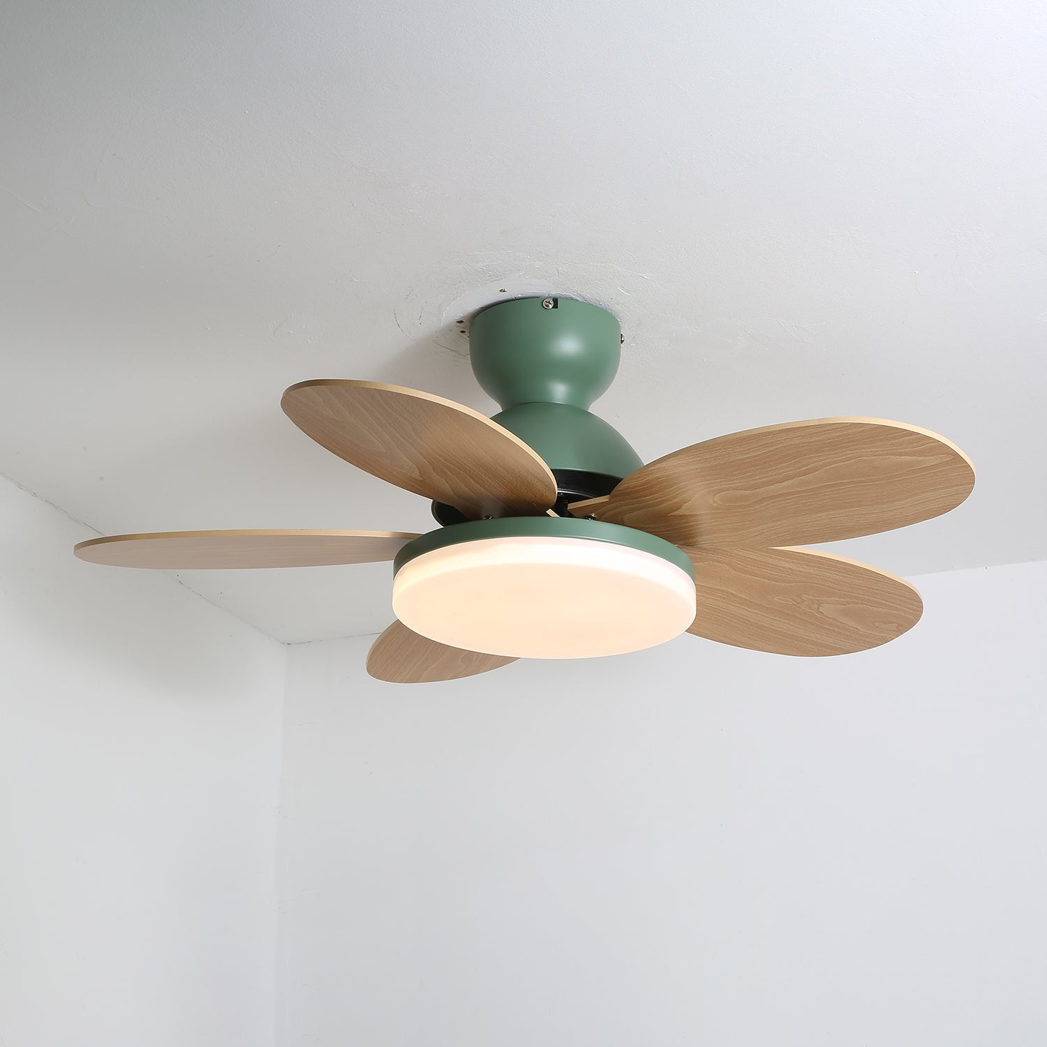 Plafonnier ventilateur Liora pour enfants avec différentes finitions de corps