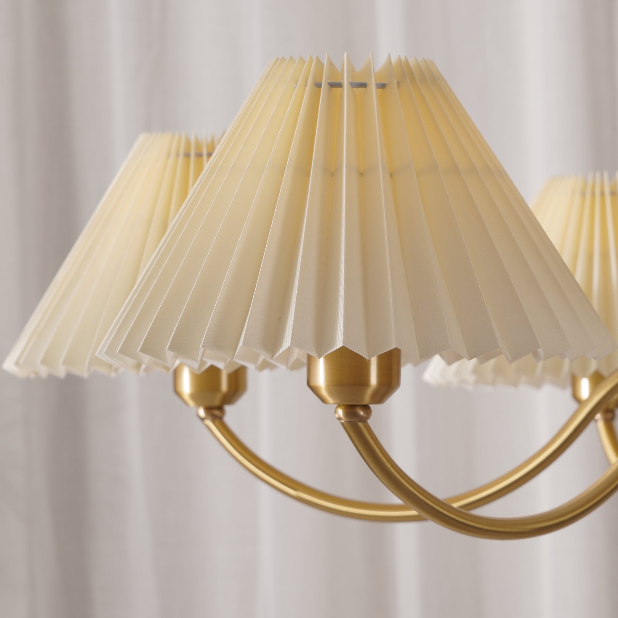Lustra Chandelier Plissé avec Abat-jours Blancs Milieu du Siècle - Neutralighting