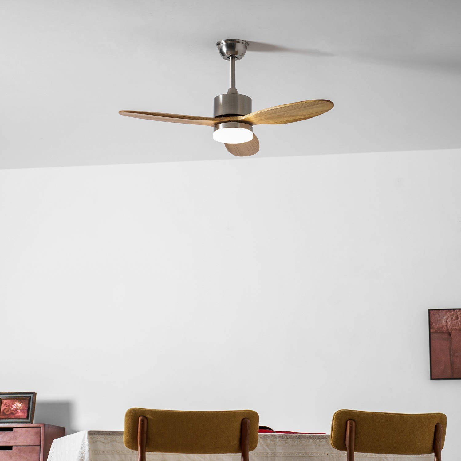 Ventilateur de plafond HushGlow dans un intérieur moderne.