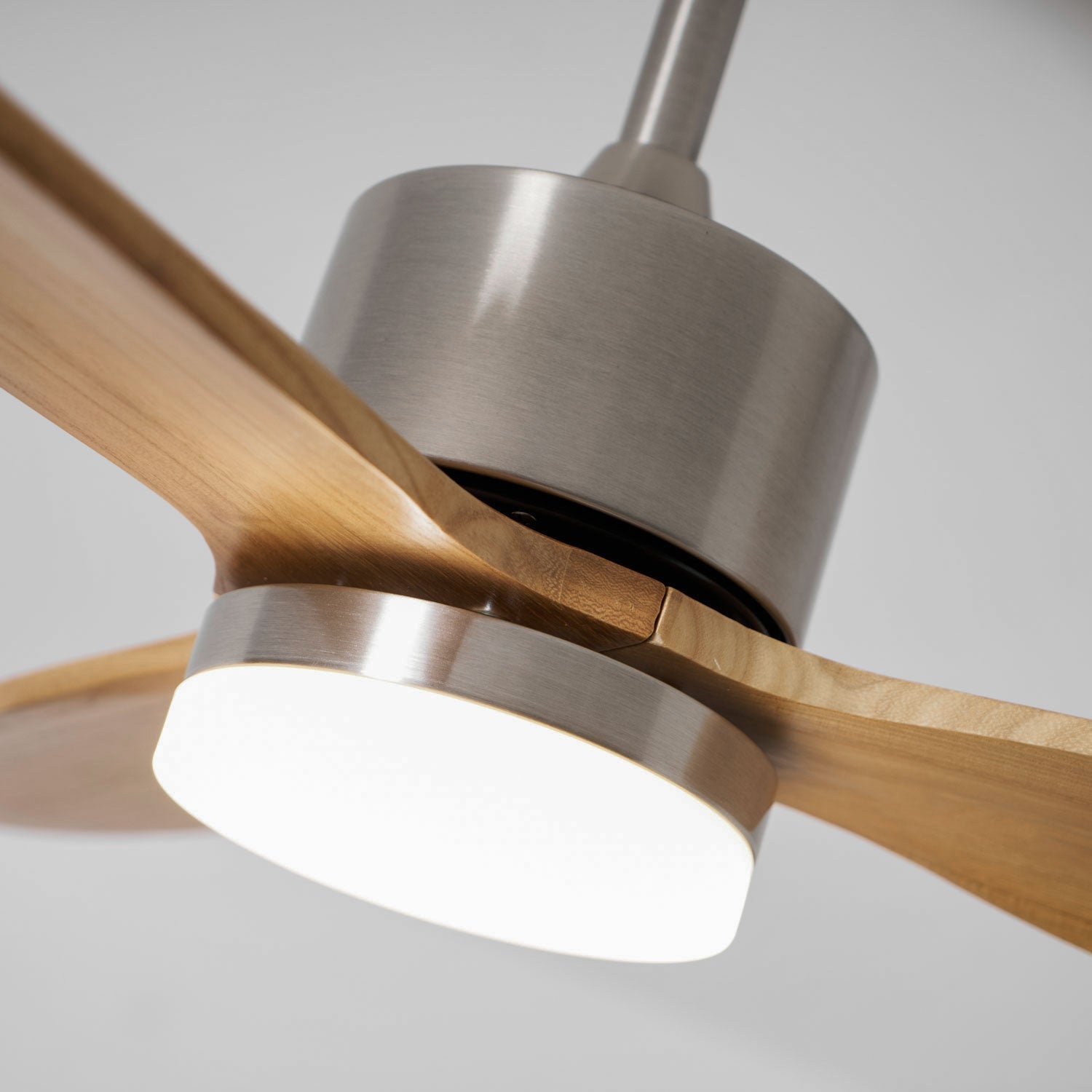 Ventilateur de plafond HushGlow en finition Couleur Bois.