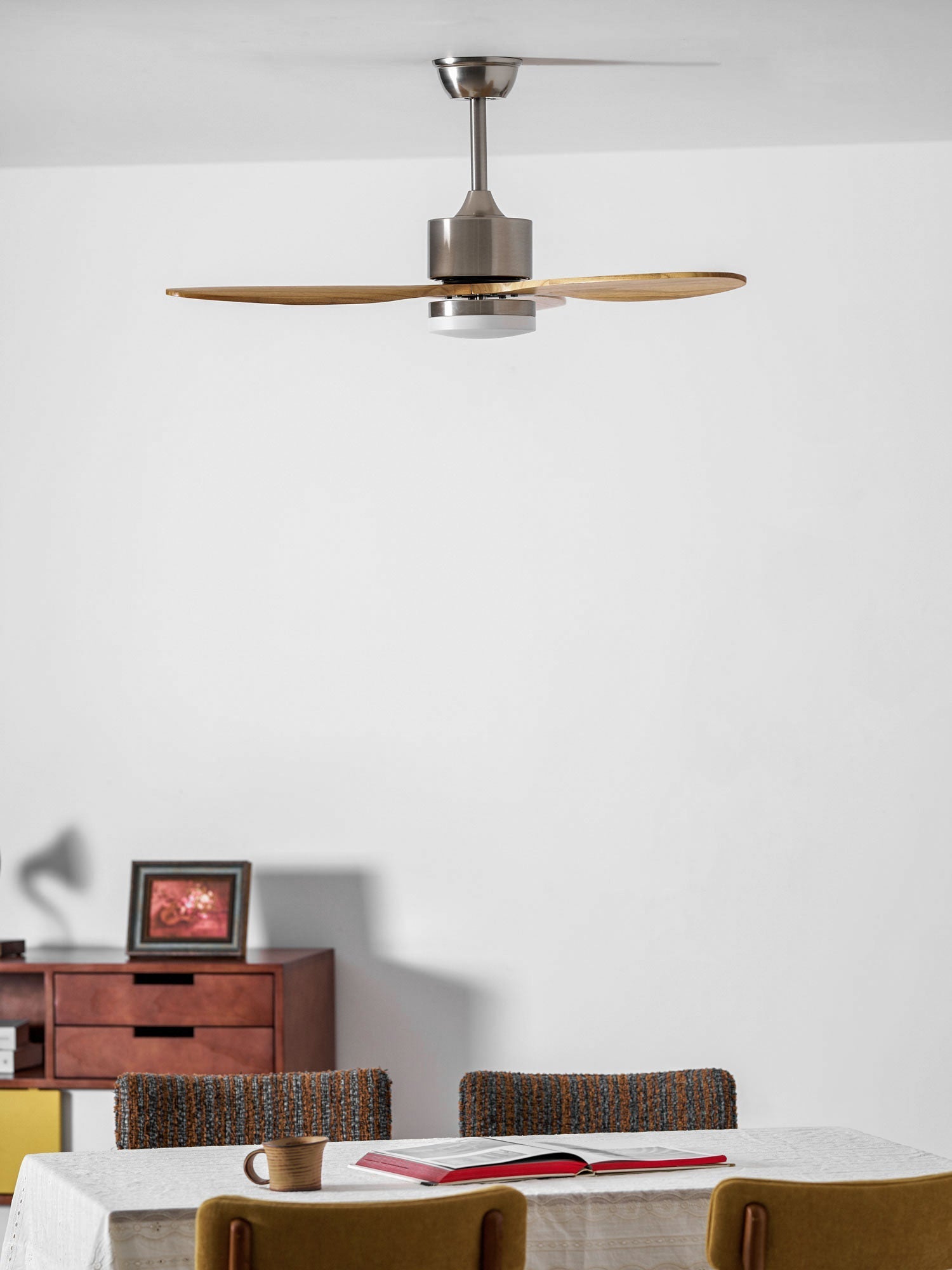 Ventilateur de plafond HushGlow montrant son fonctionnement silencieux.