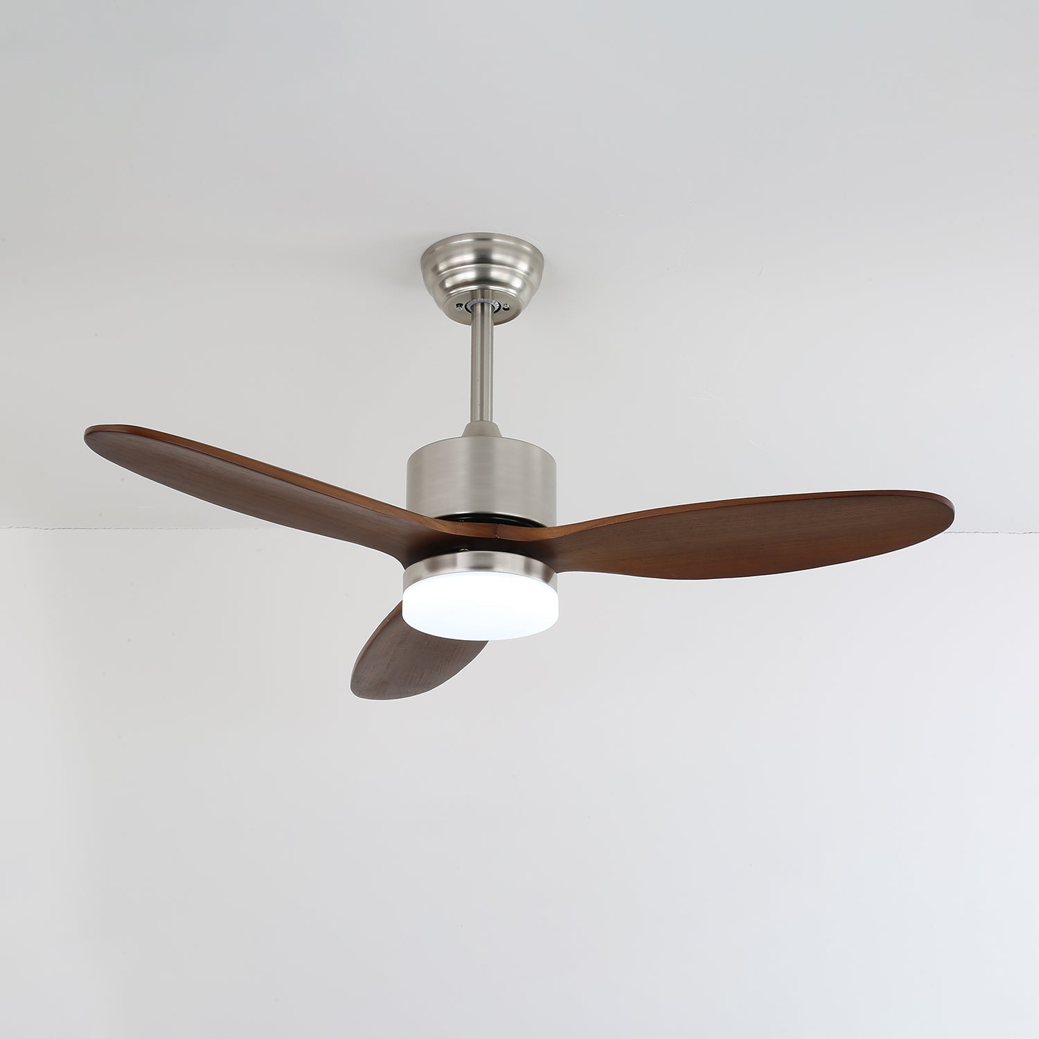 Ventilateur de plafond Elara soulignant son cadre métallique et son abat-jour en acrylique