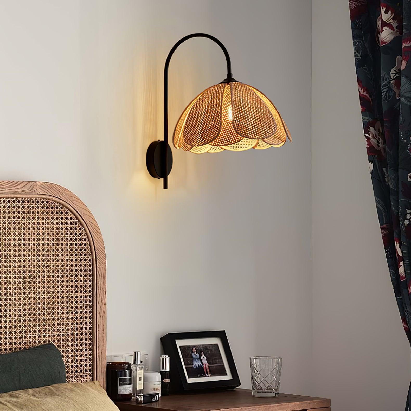 Edria Lustra Applique Murale Rattan Forme Pétale Élégante - Neutralighting