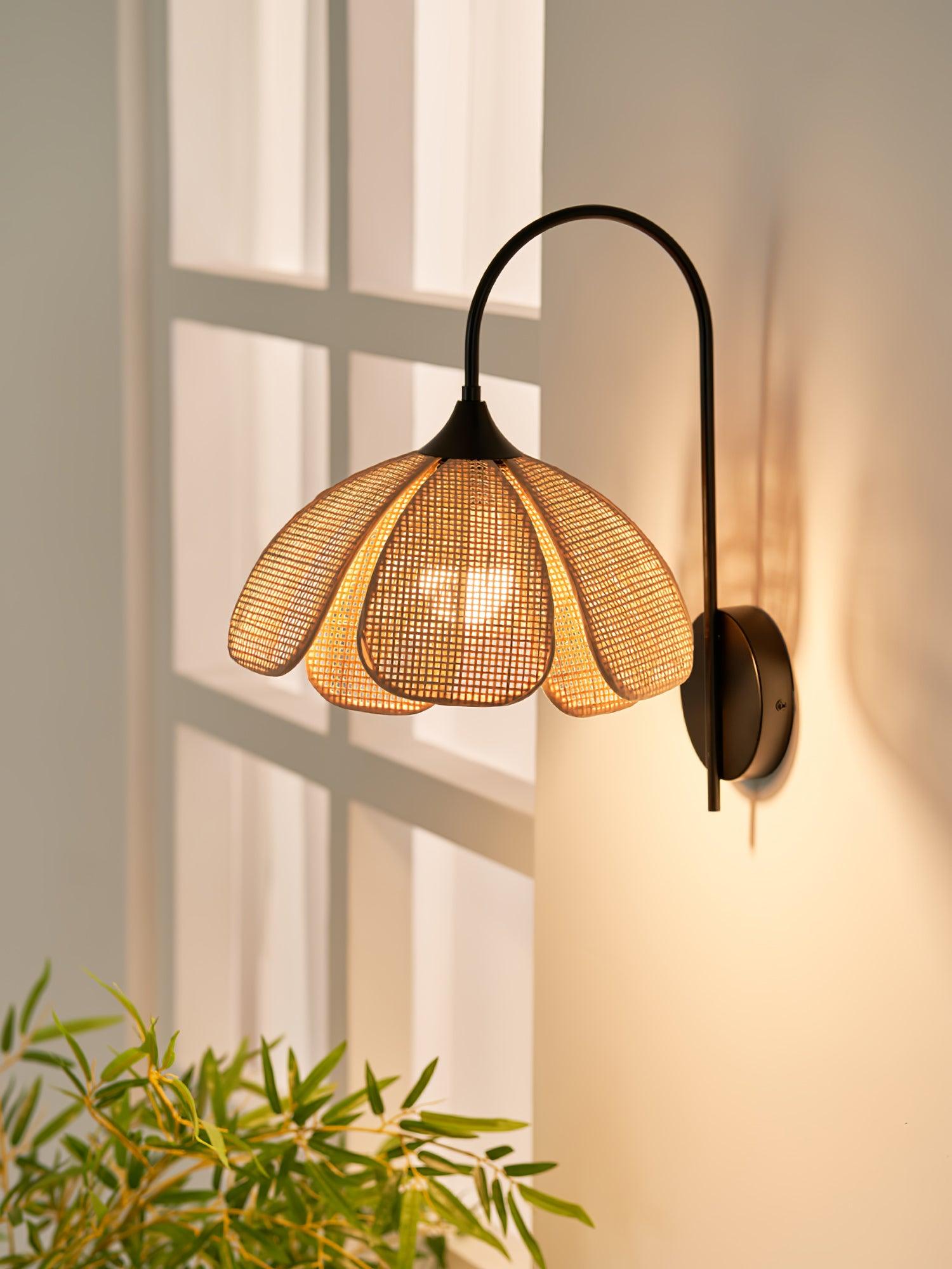 Edria Lustra Applique Murale Rattan Forme Pétale Élégante - Neutralighting