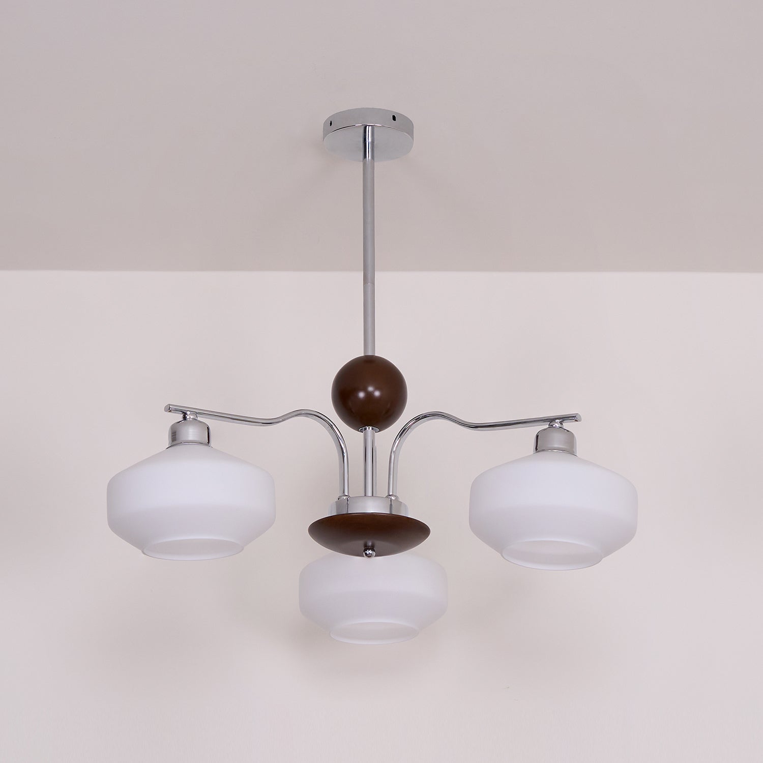 Lustra Lustre Bras en Chrome et Noyer Abat-jours en Verre Blanc Style Rétro - Neutralighting