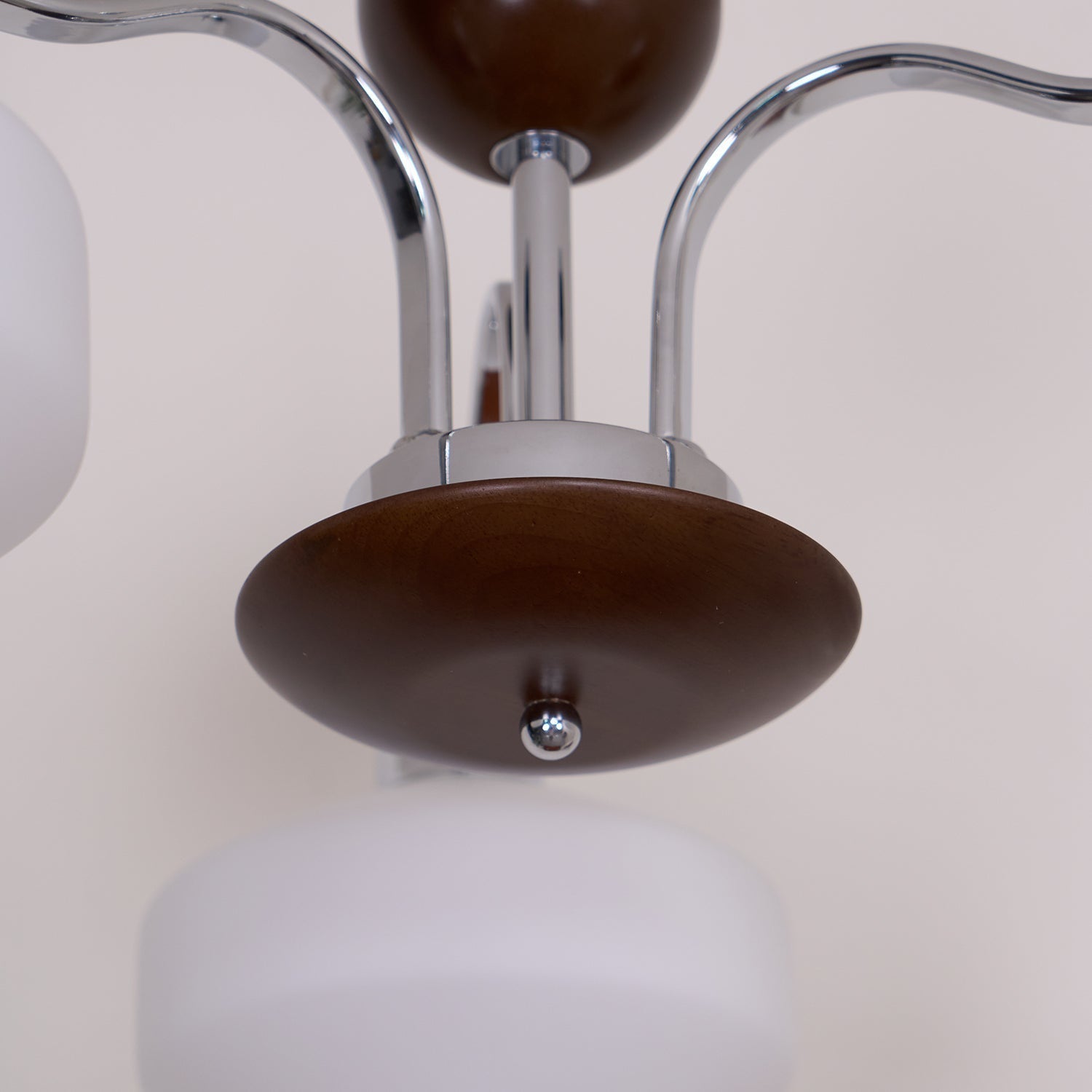 Lustra Lustre Bras en Chrome et Noyer Abat-jours en Verre Blanc Style Rétro - Neutralighting
