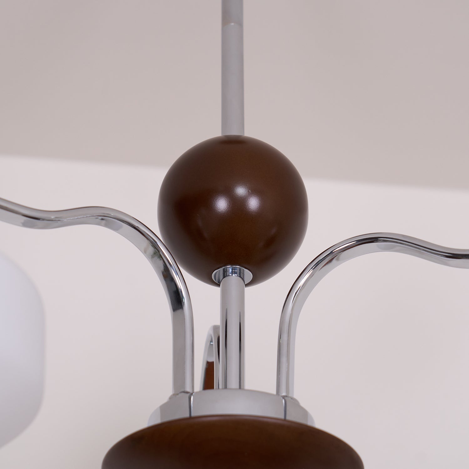 Lustra Lustre Bras en Chrome et Noyer Abat-jours en Verre Blanc Style Rétro - Neutralighting