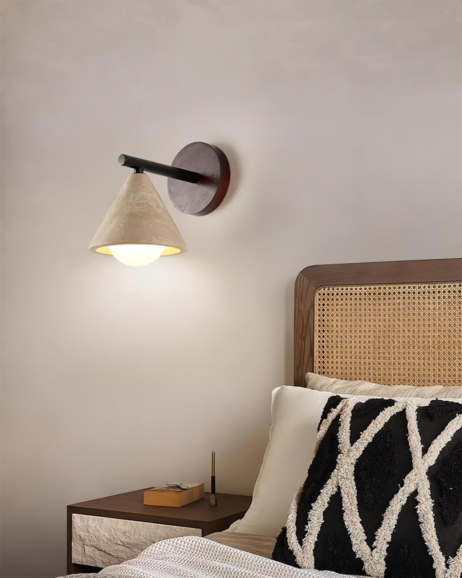 Riita Applique Murale en Travertin en Forme de Cone Triangulaire - Neutralighting