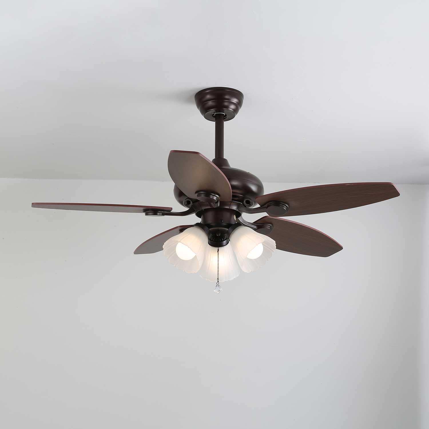 Plafonnier ventilateur Florence Vintage en bois et verre montrant le contrôle de la vitesse du ventilateur