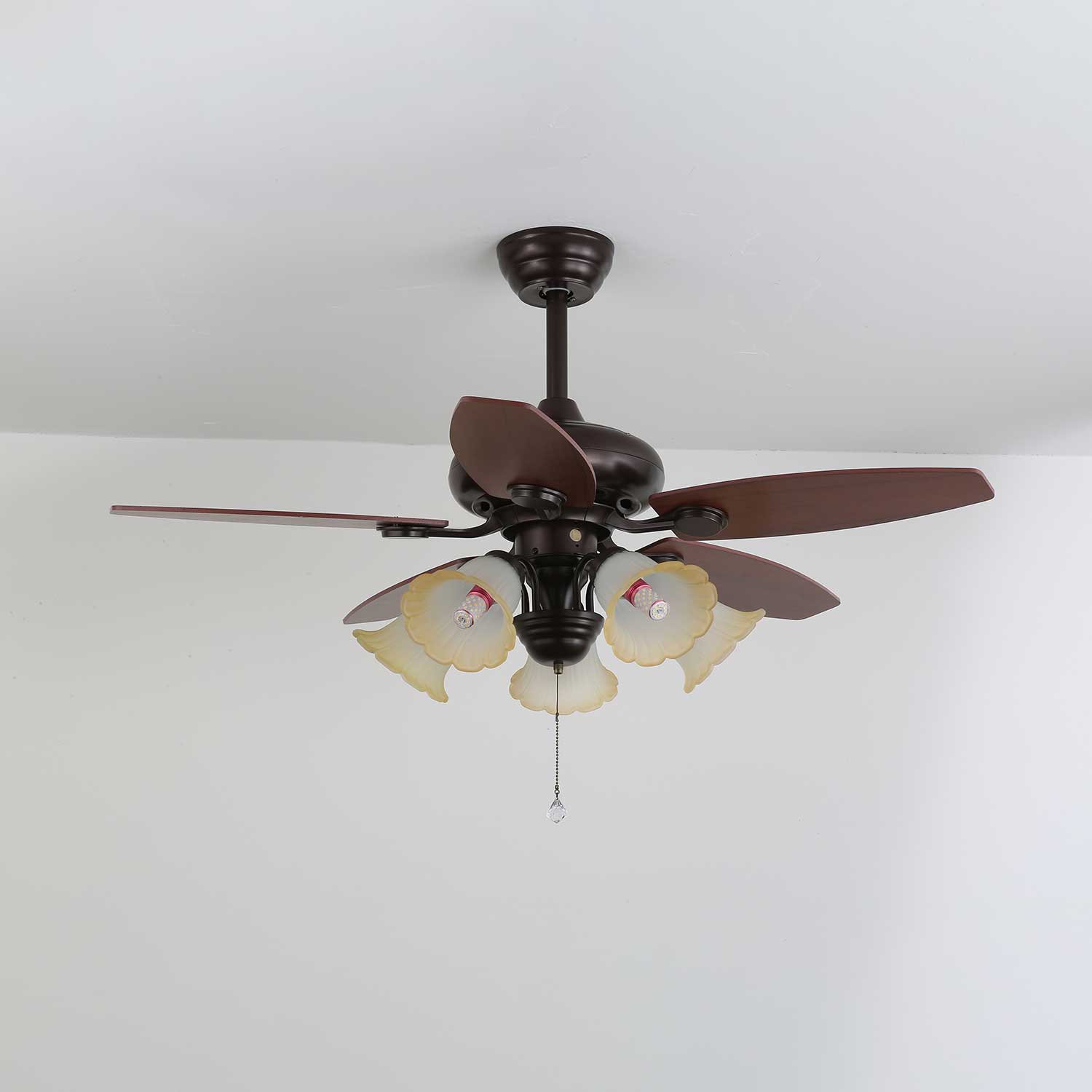 Plafonnier ventilateur Florence Vintage en bois et verre, détail des pales en bois