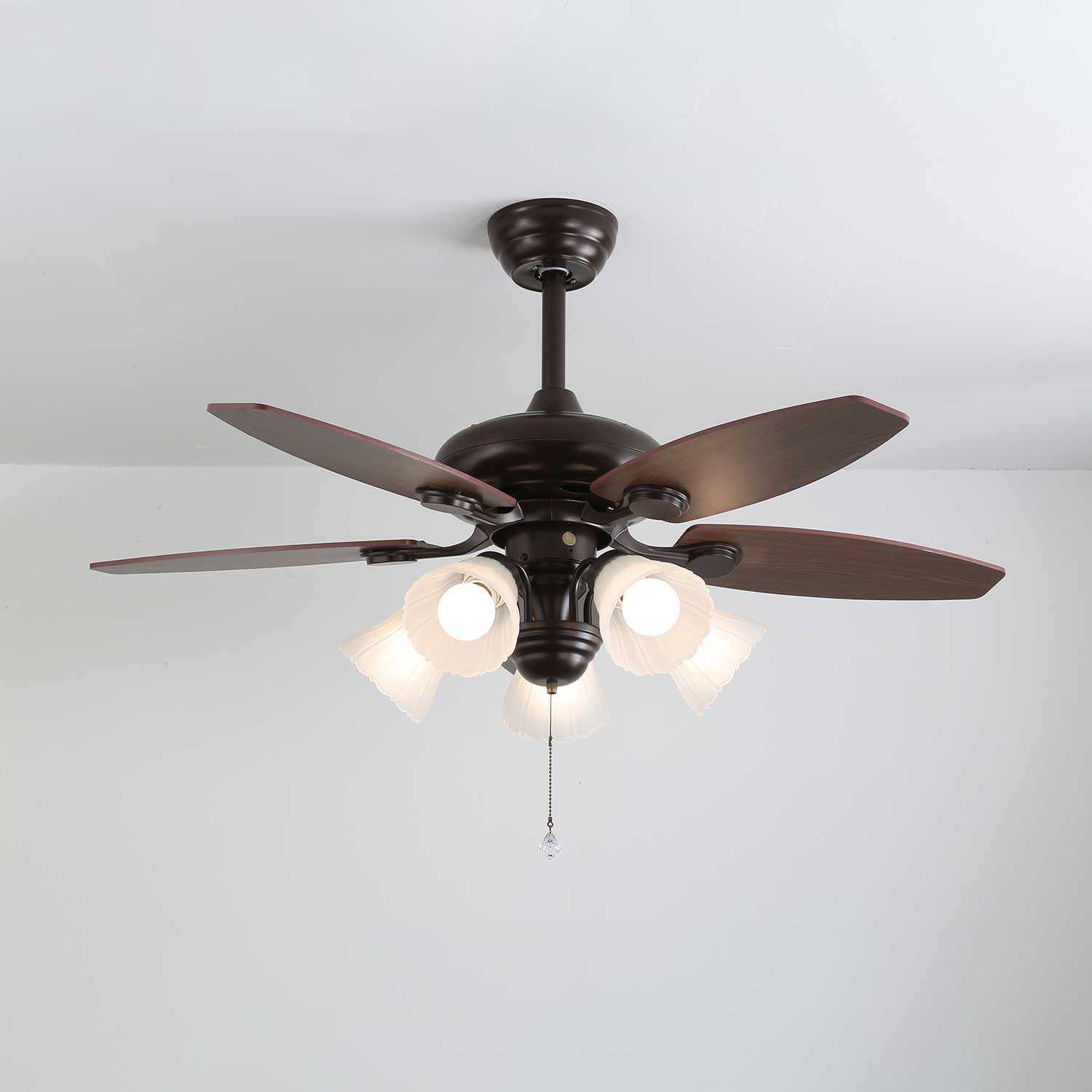 Plafonnier ventilateur Florence Vintage en bois et verre installé au plafond