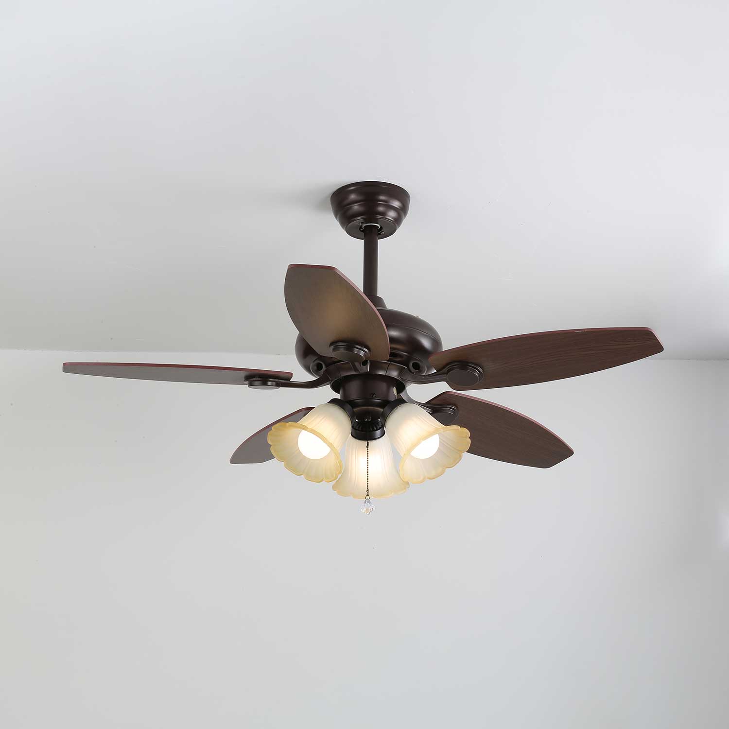 Plafonnier ventilateur Florence Vintage en bois et verre montrant différentes finitions