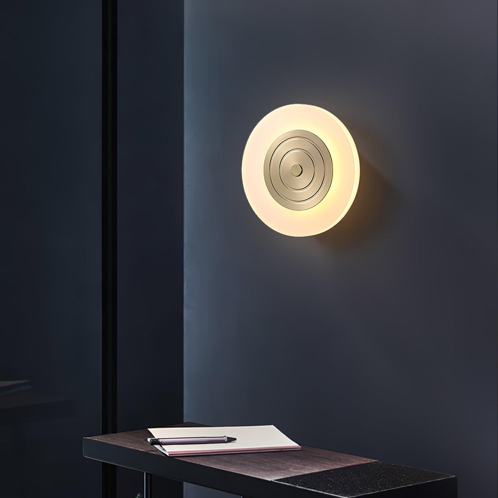 Patricia Lampe Murale Ronde Lune Élégante en Laiton - Neutralighting