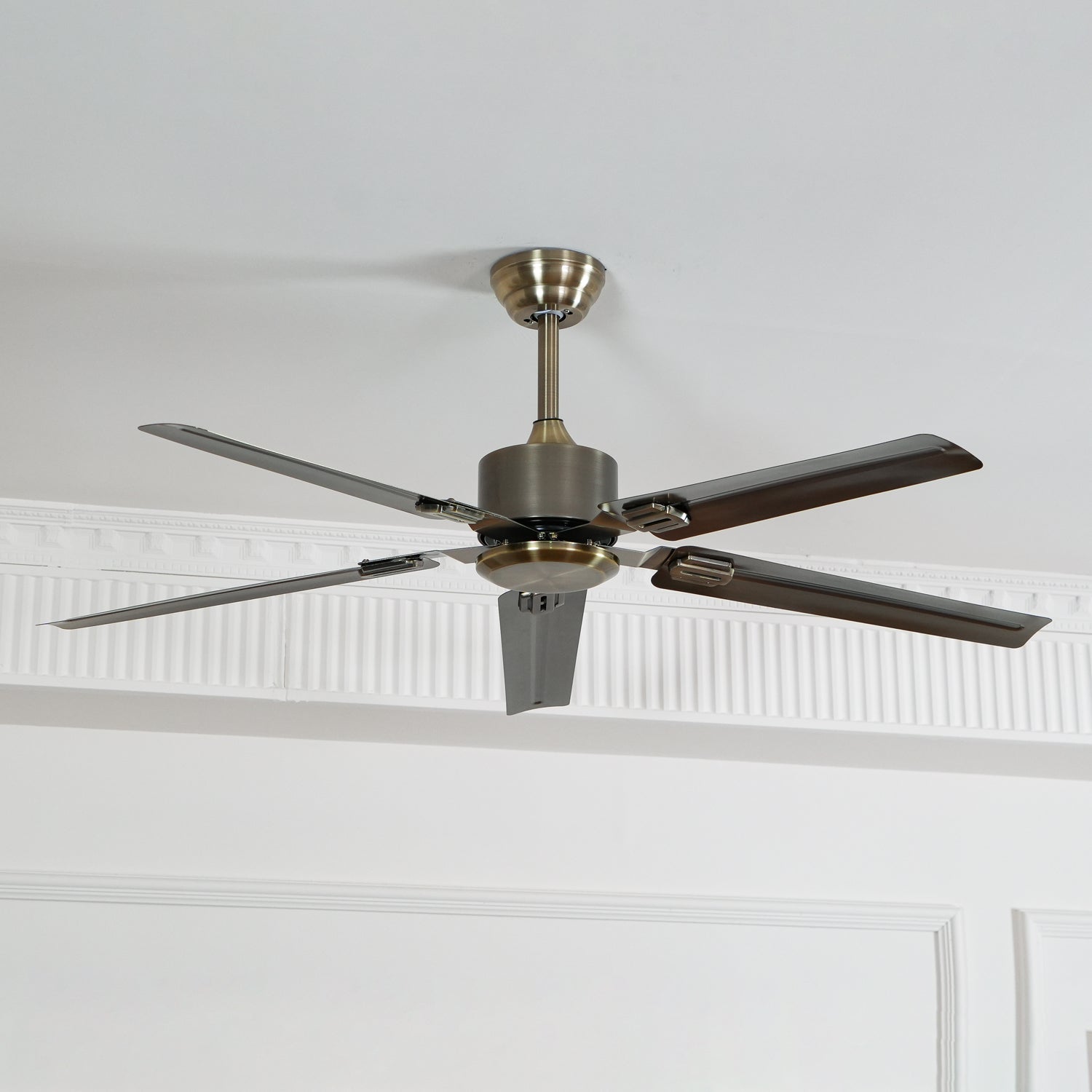 Gros plan des pales du ventilateur de plafond Vosolara Premium