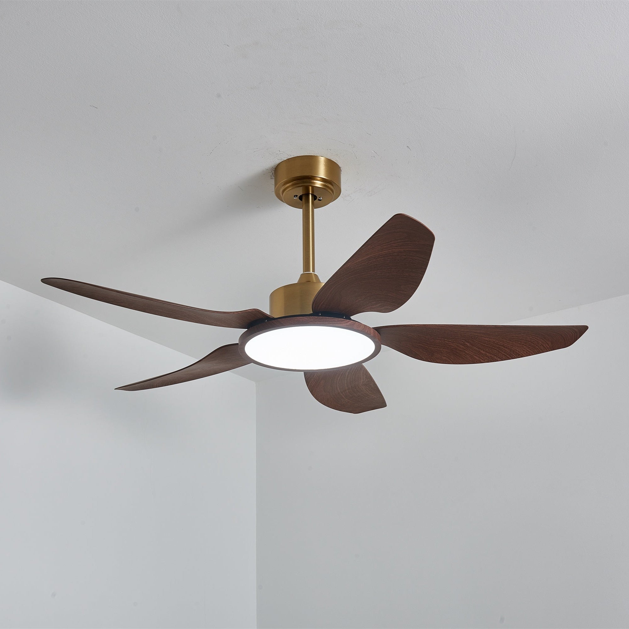 Plafonnier ventilateur Aurelia avec pales couleur noyer et cadre en laiton