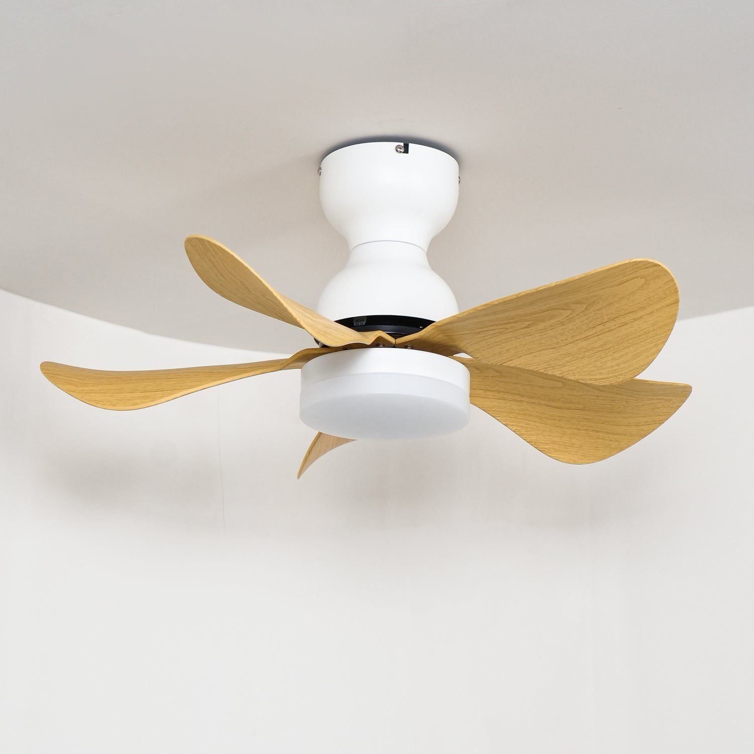 Ventilateur de plafond Callen en bois avec pales en mouvement