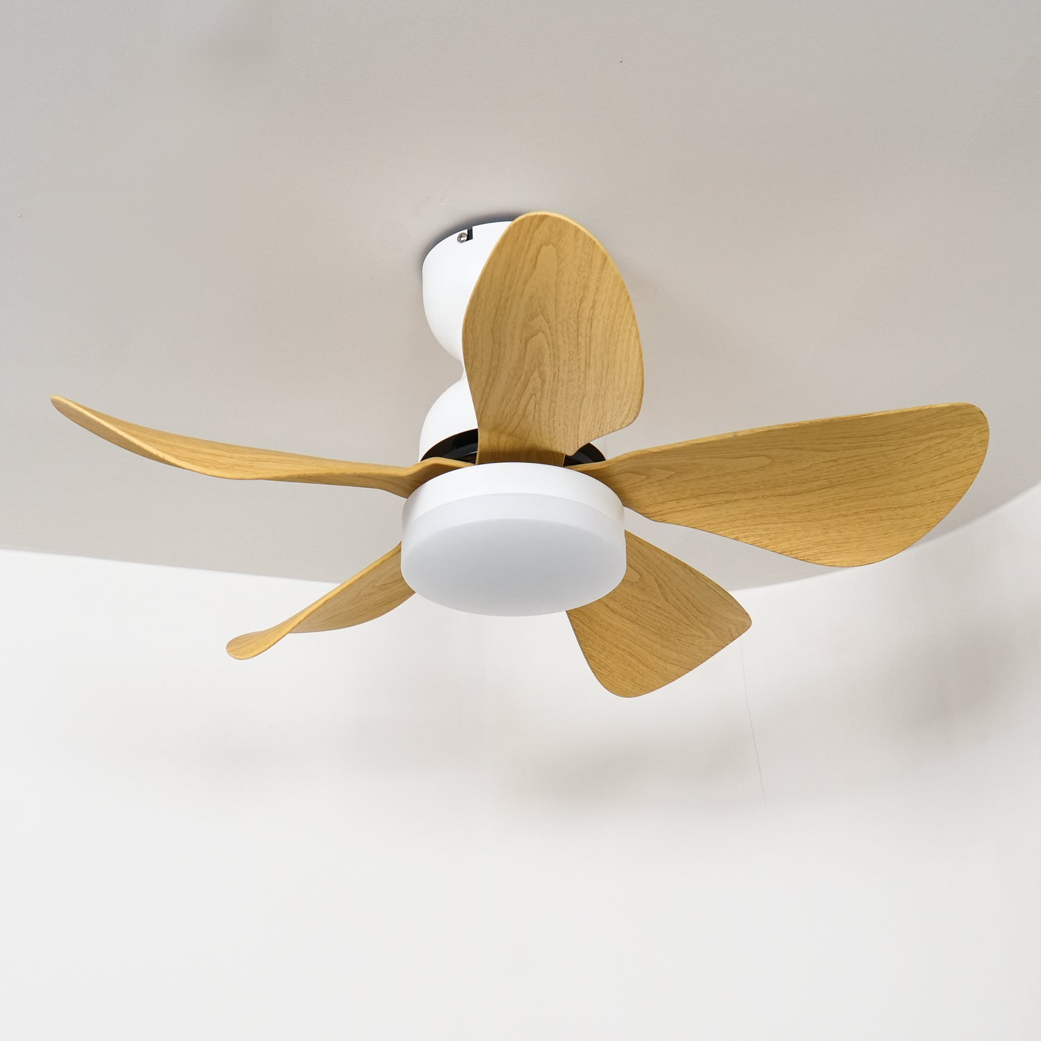 Vue de dessus du ventilateur de plafond Callen en bois