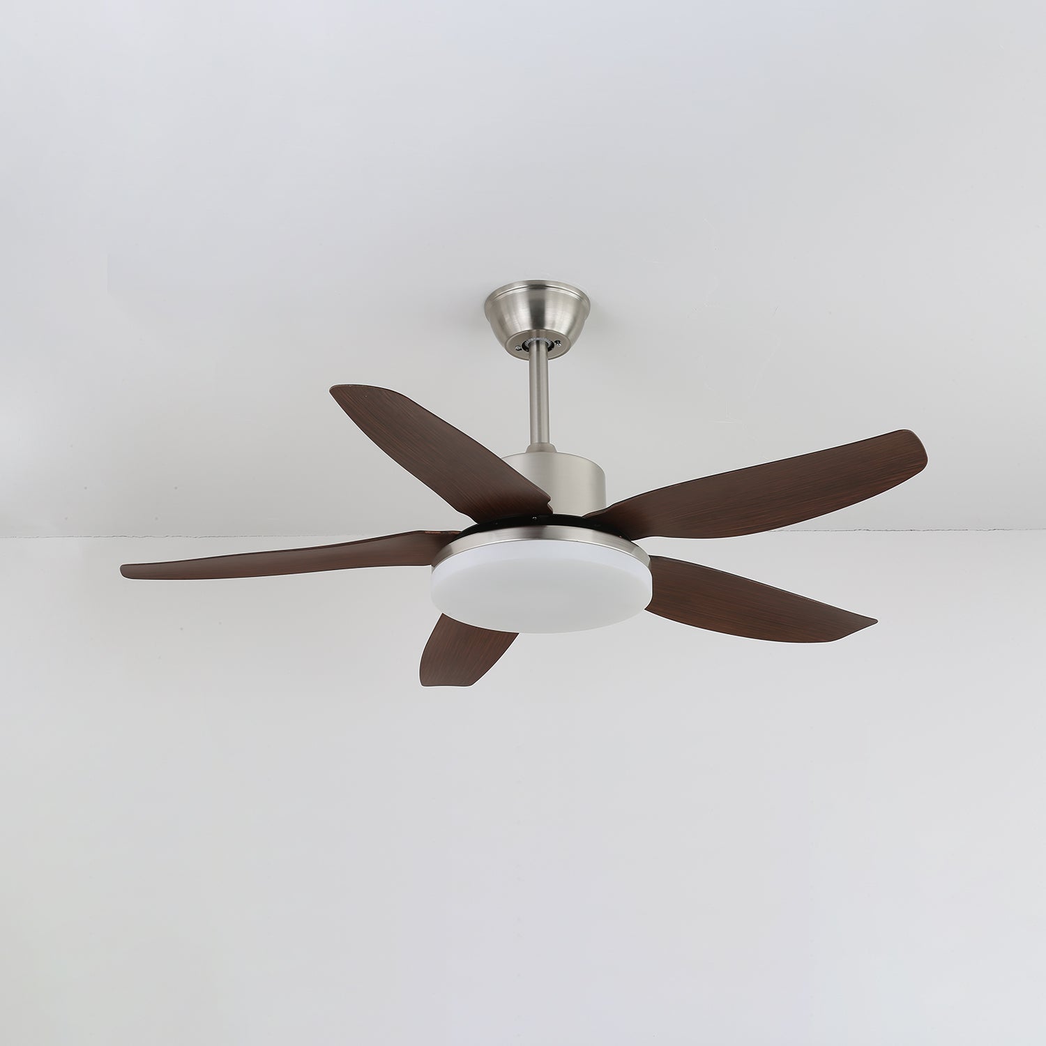 Plafonnier ventilateur Eland en bois installé dans un salon au design contemporain.