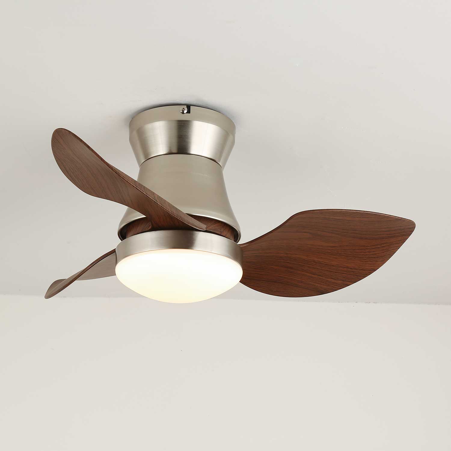 Ventilateur de plafond Airlume avec lumière, montrant les pales en mouvement