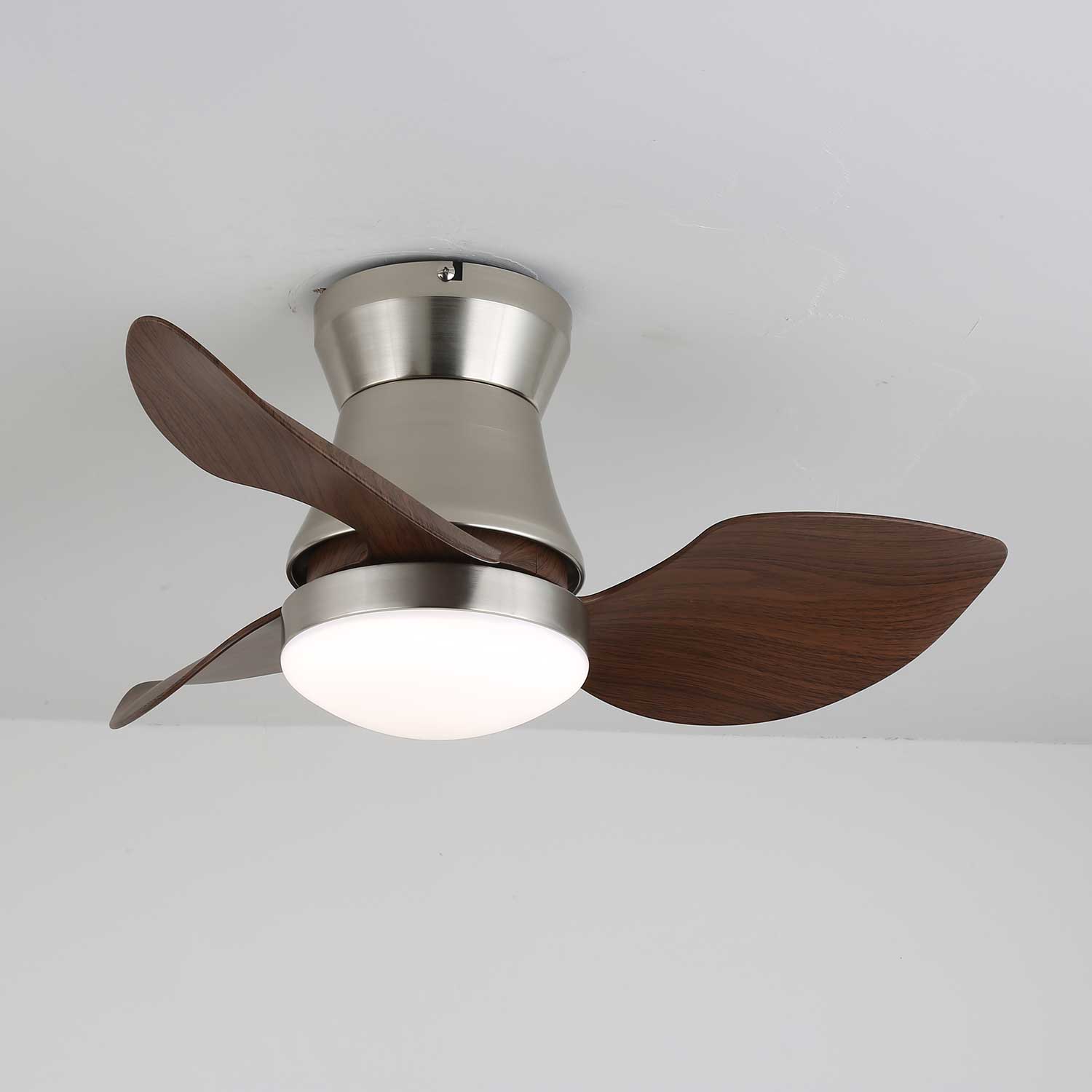 Gros plan des pales en bois de Noyer du ventilateur de plafond Airlume avec lumière