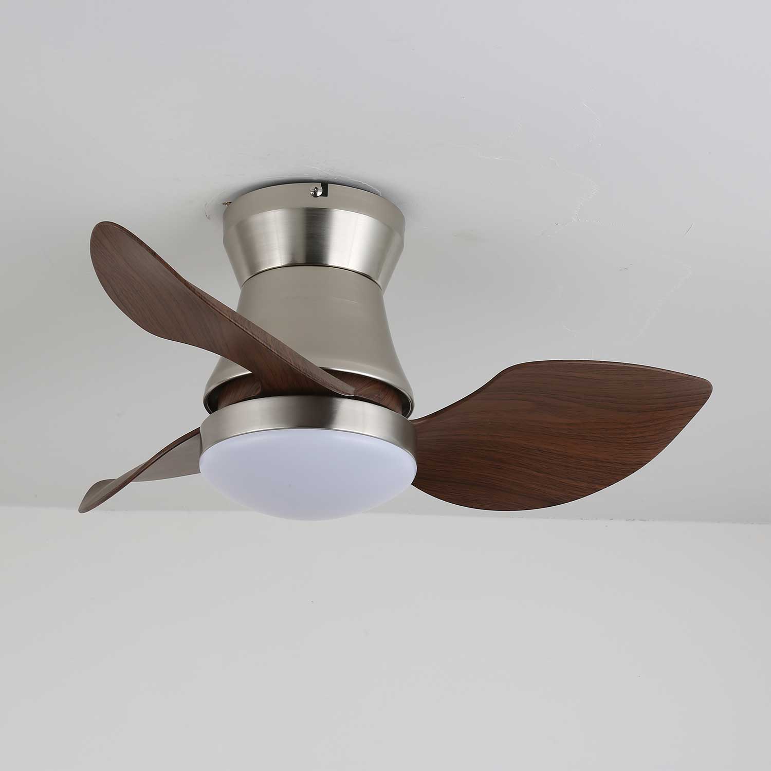 Vue latérale du ventilateur de plafond en bois Airlume avec lumière, soulignant son profil mince