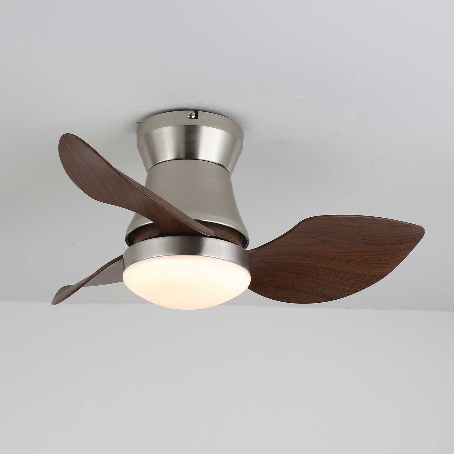 Ventilateur de plafond Airlume avec lumière et télécommande pour le réglage de la vitesse et de l'éclairage