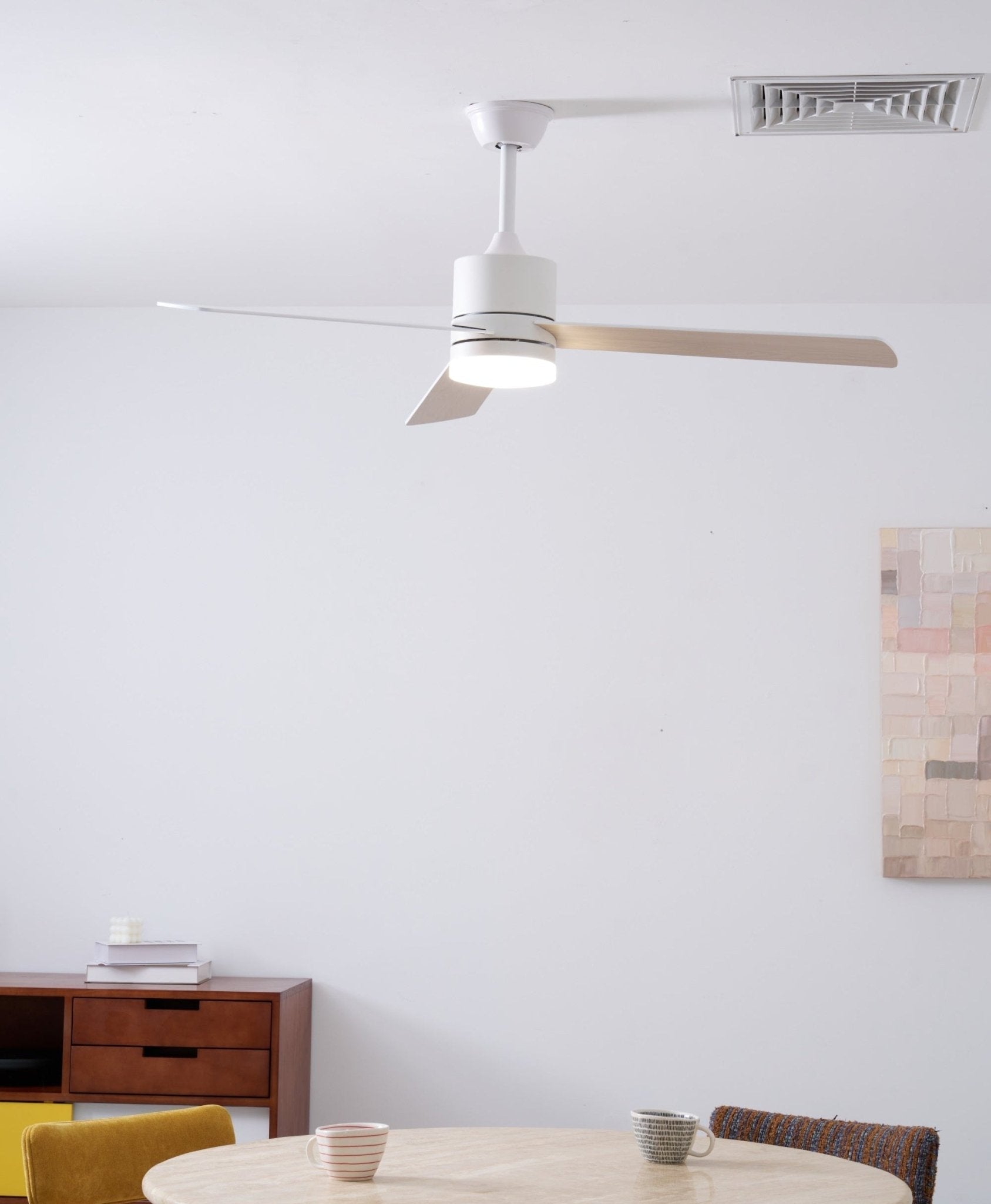 Plafonnier ventilateur Lennox Drift, gros plan de la lumière LED intégrée