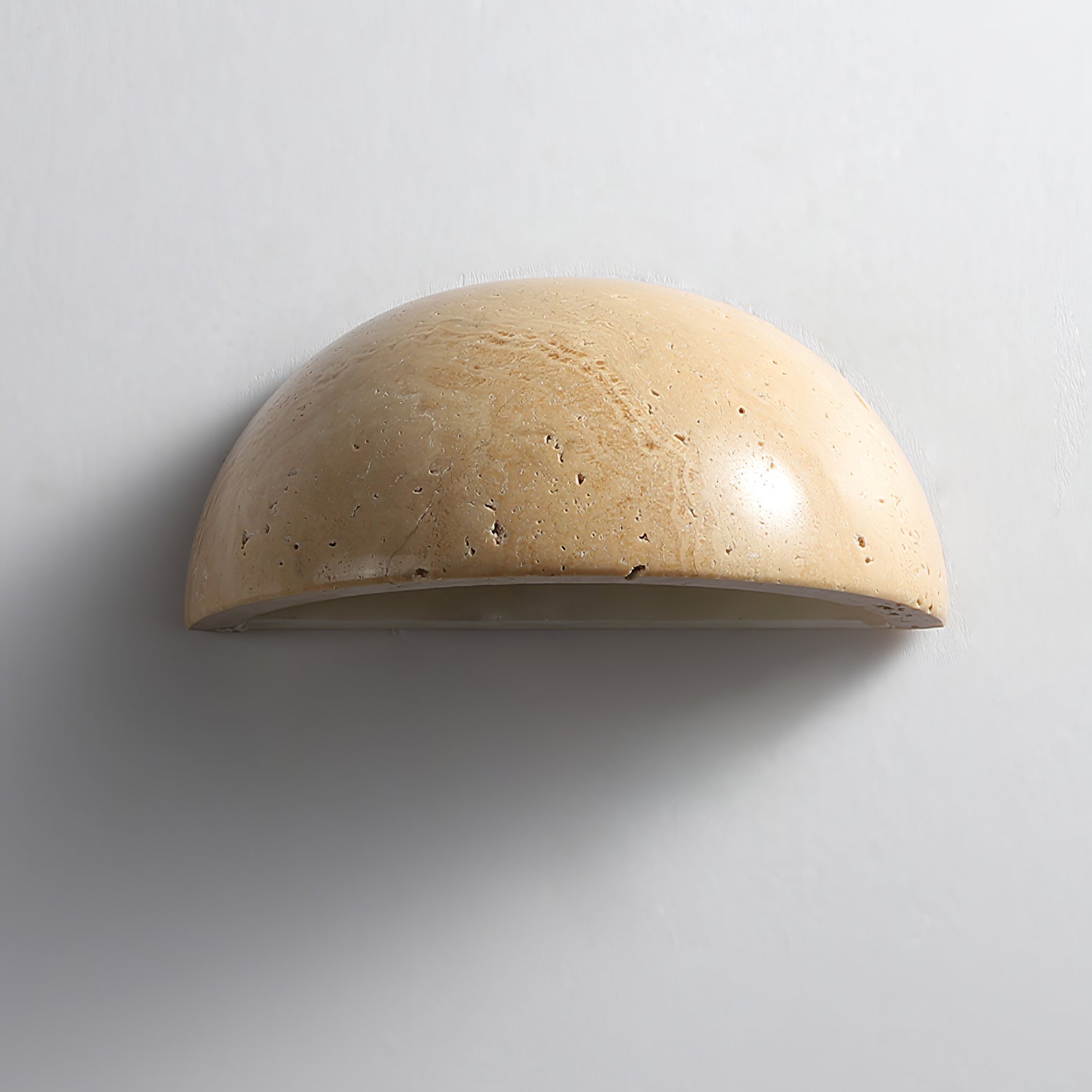 Vethayra Demi-Dôme Travertin Luminaire Mural - Neutralighting