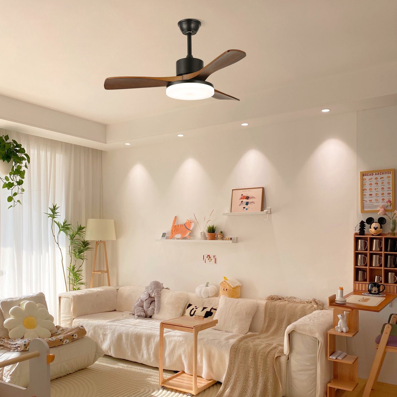 Gros plan sur le moteur et la lumière du plafonnier ventilateur Darian minimaliste en bois