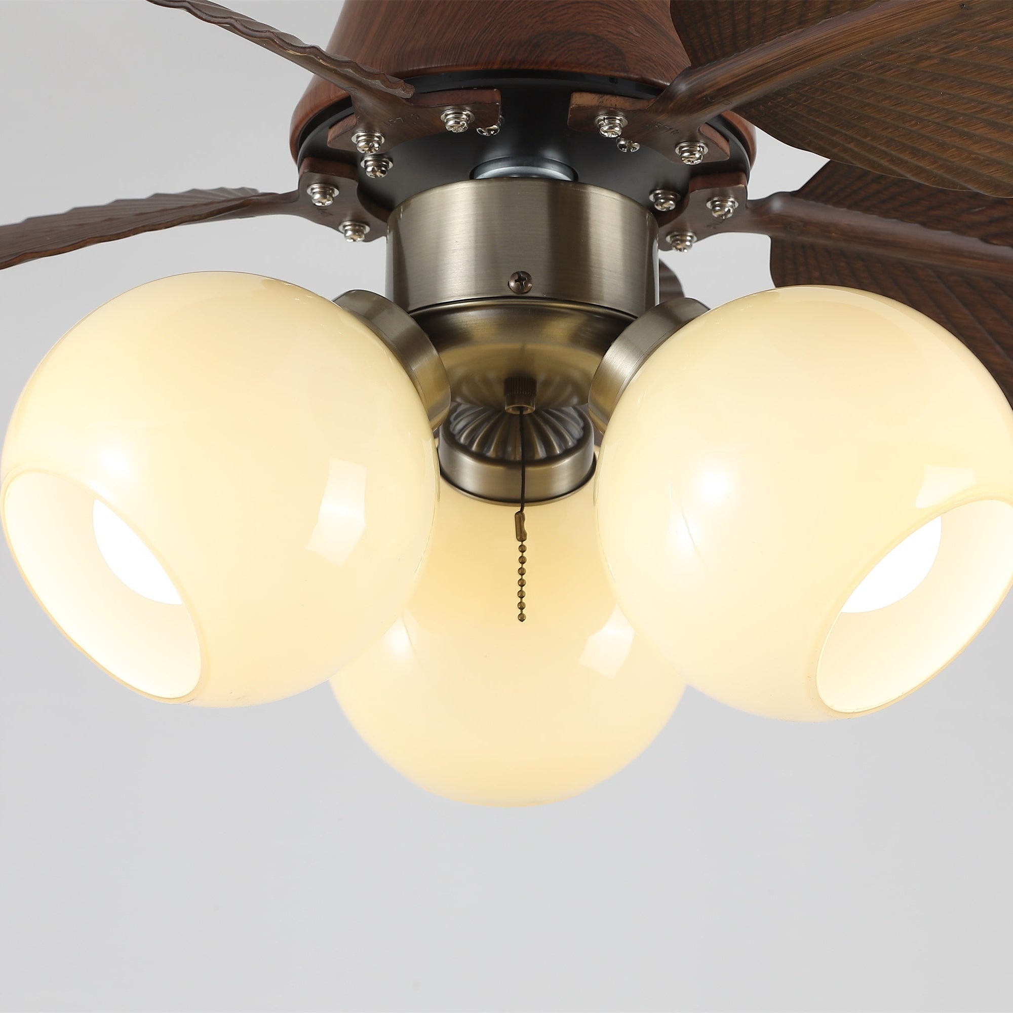 Plafonnier ventilateur Walden Chêne avec lumière allumée