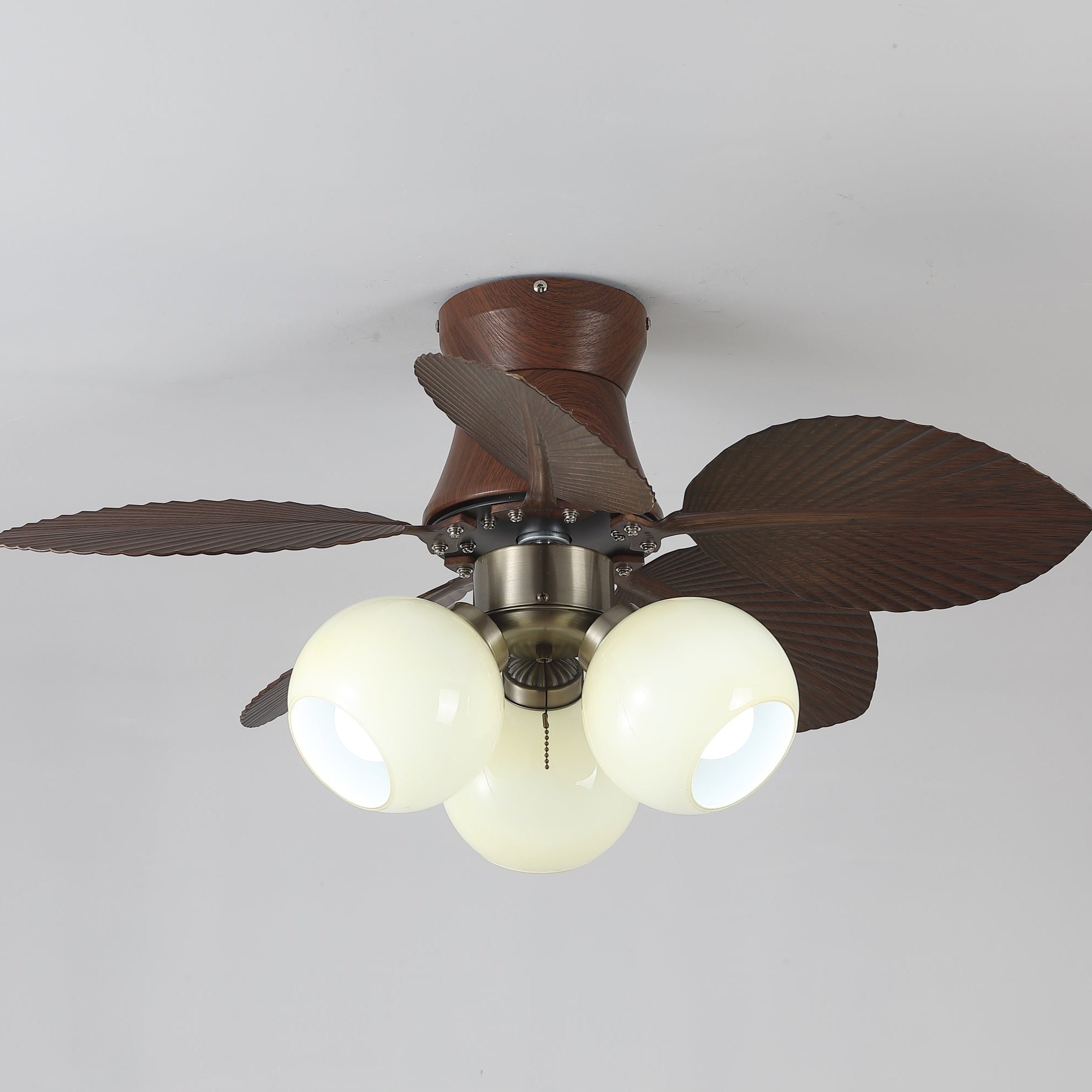Plafonnier ventilateur Walden Chêne montrant le détail de l'abat-jour en verre
