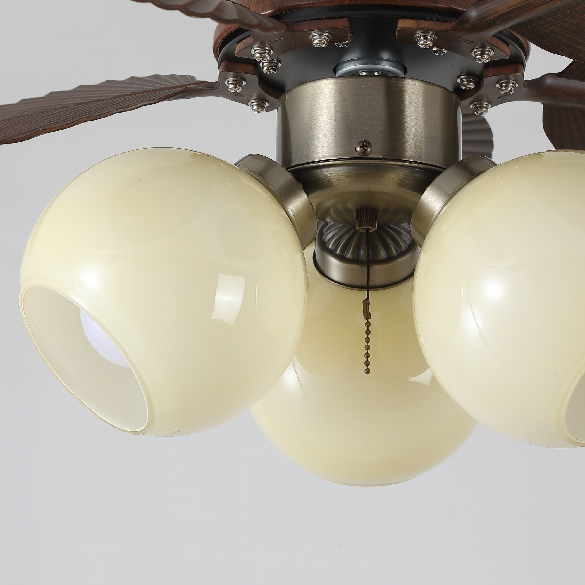 Plafonnier ventilateur Walden Chêne vu d'un angle bas