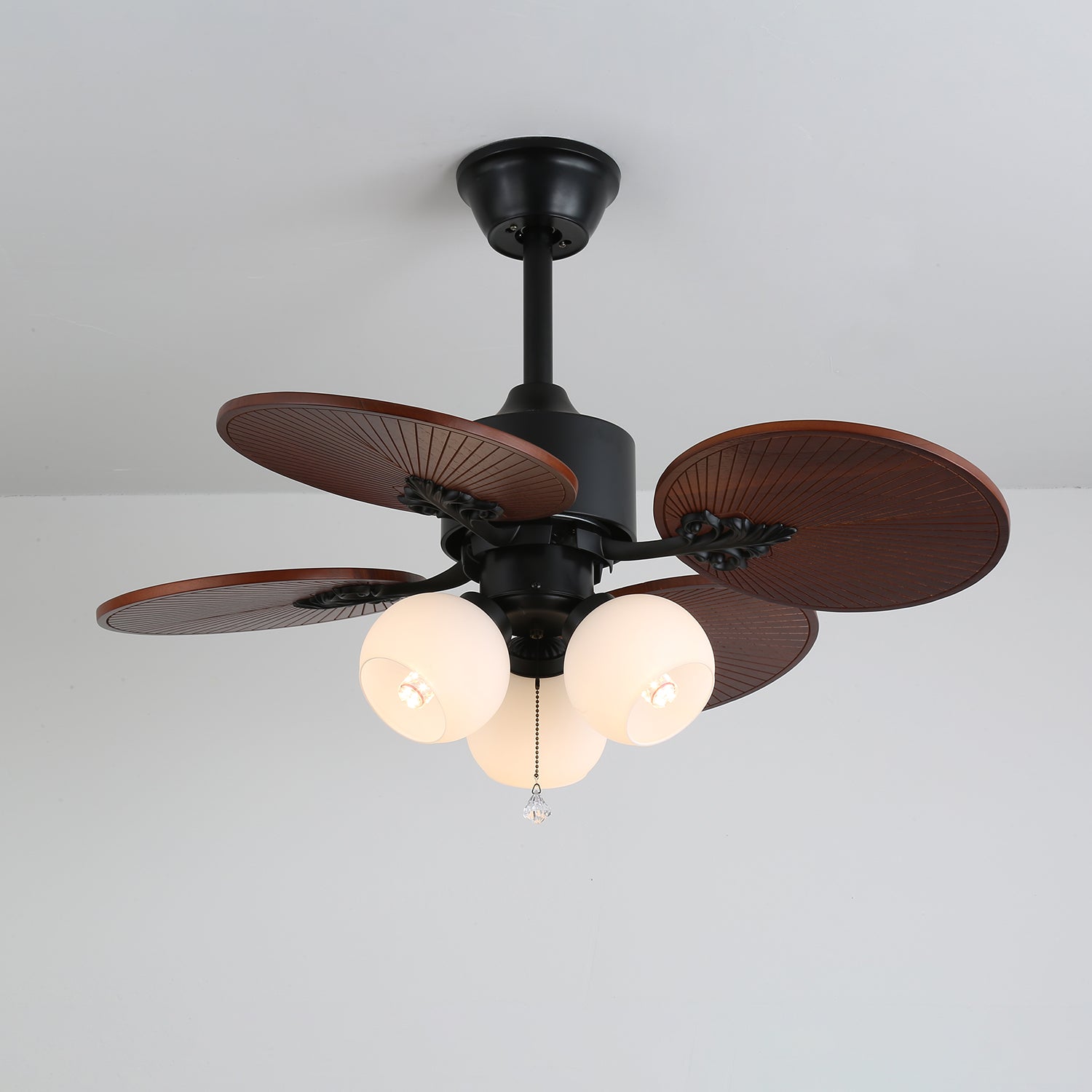 Ventilateur de plafond Solara Tropical avec lumière, détail du cadre métallique