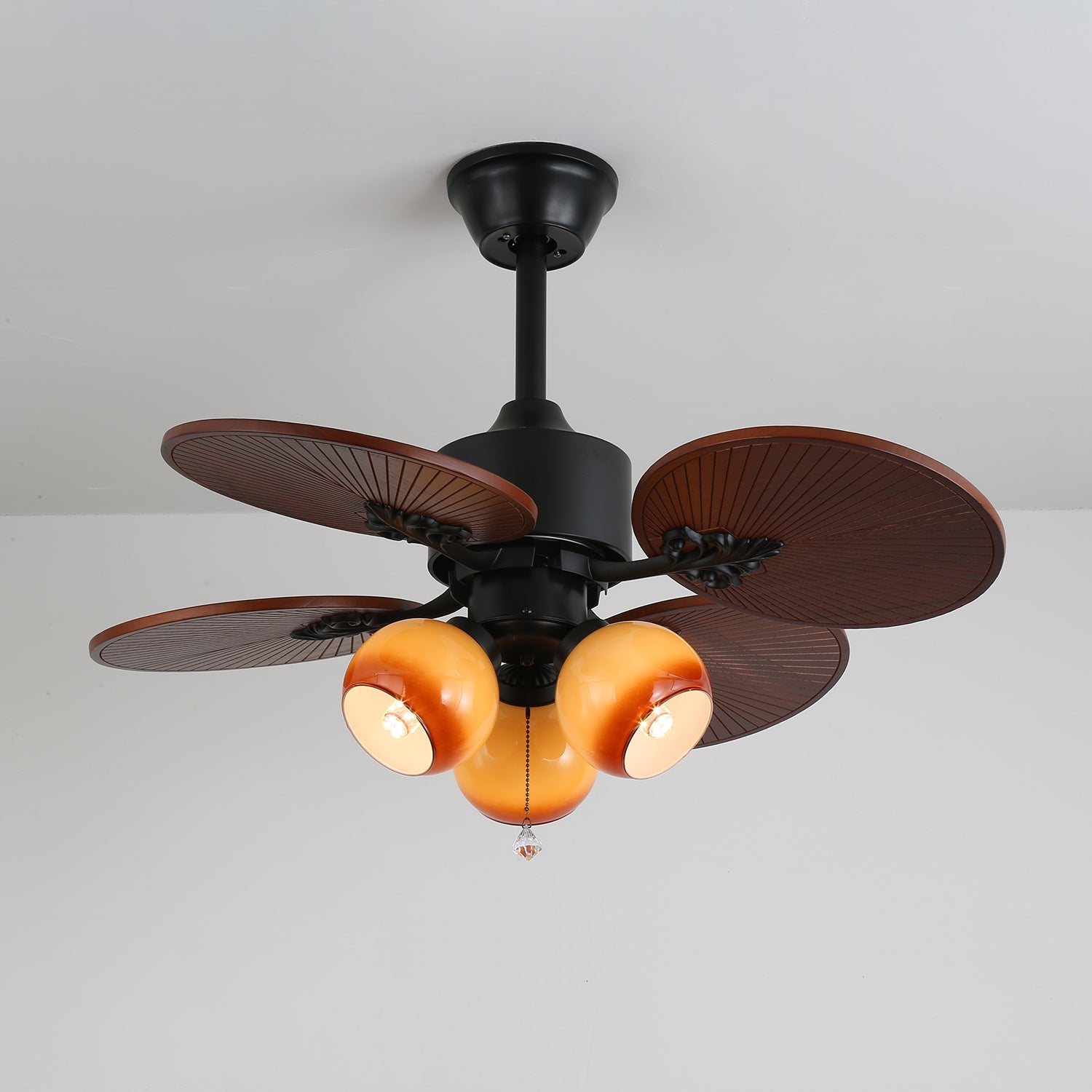 Ventilateur de plafond Solara Tropical avec lumière dans une pièce moderne