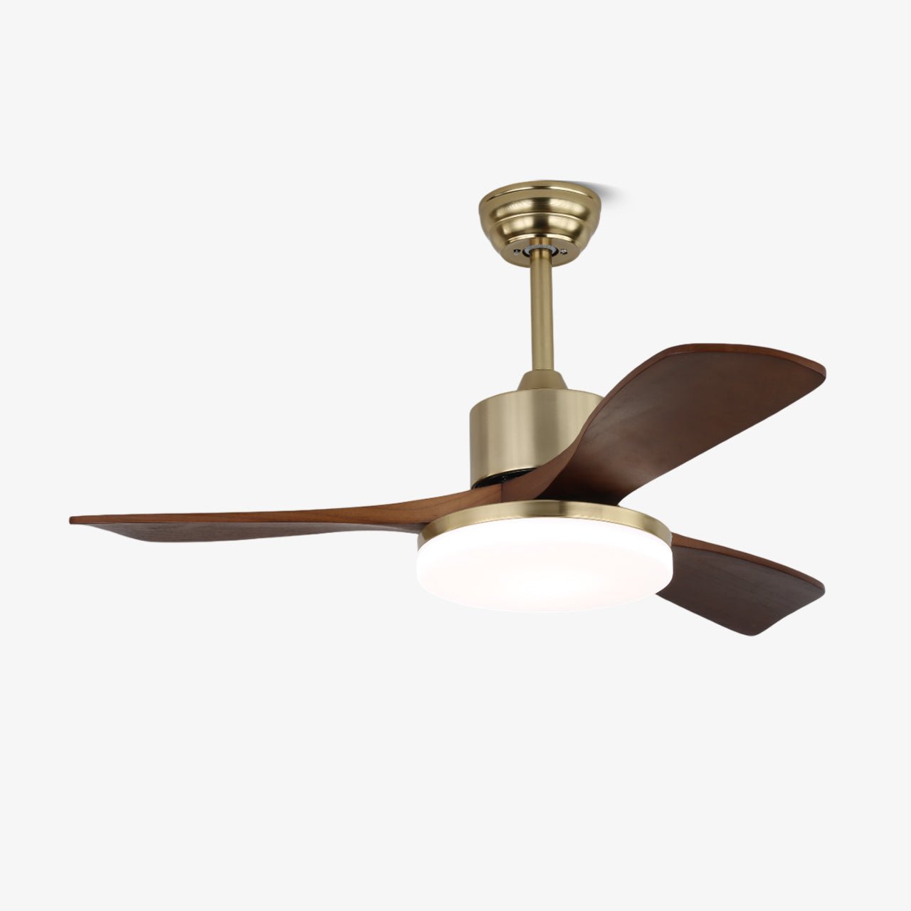 Plafonnier ventilateur Selora en laiton et bois, vue de face avec pales et lumière allumées.