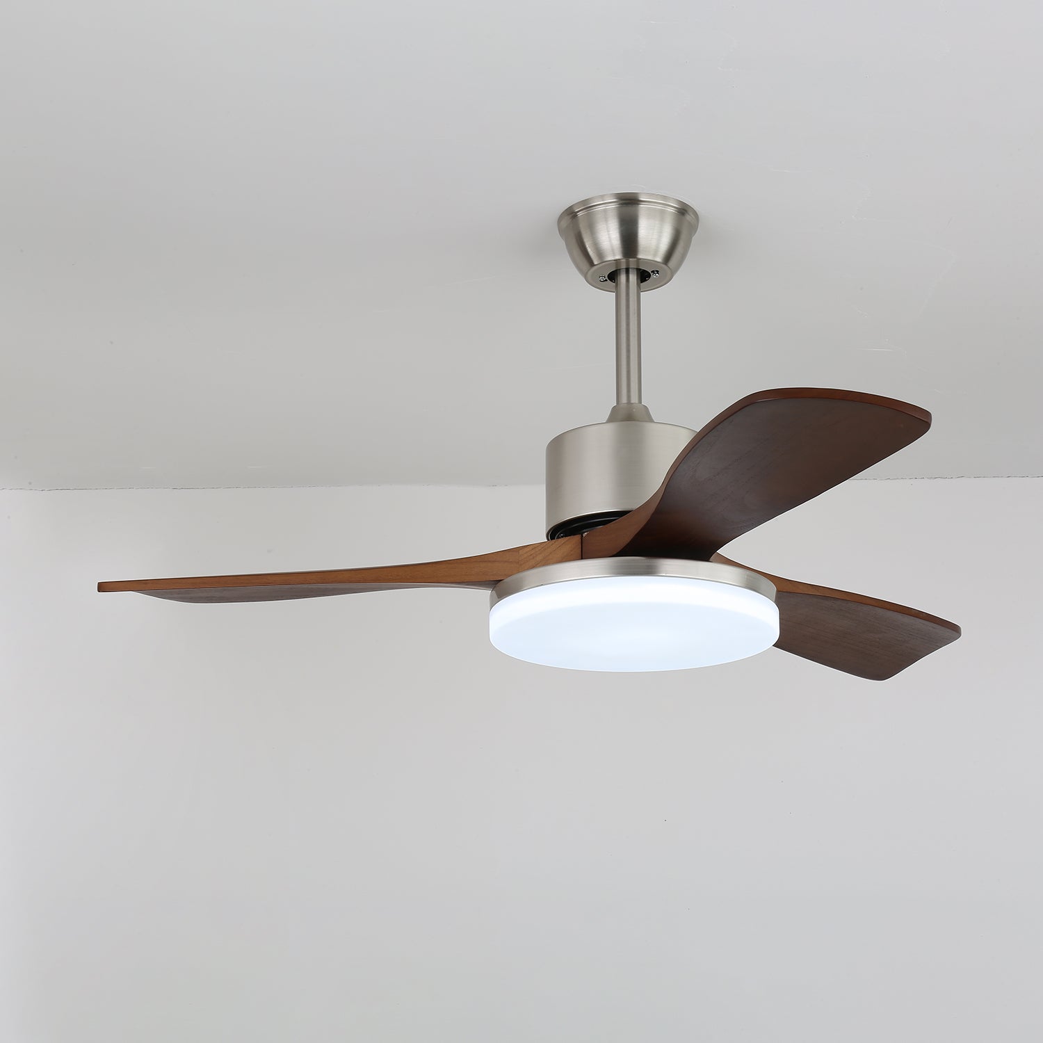 Plafonnier ventilateur Selora en laiton et bois, diagramme avec dimensions Diamètre 132cm x Hauteur 28cm.