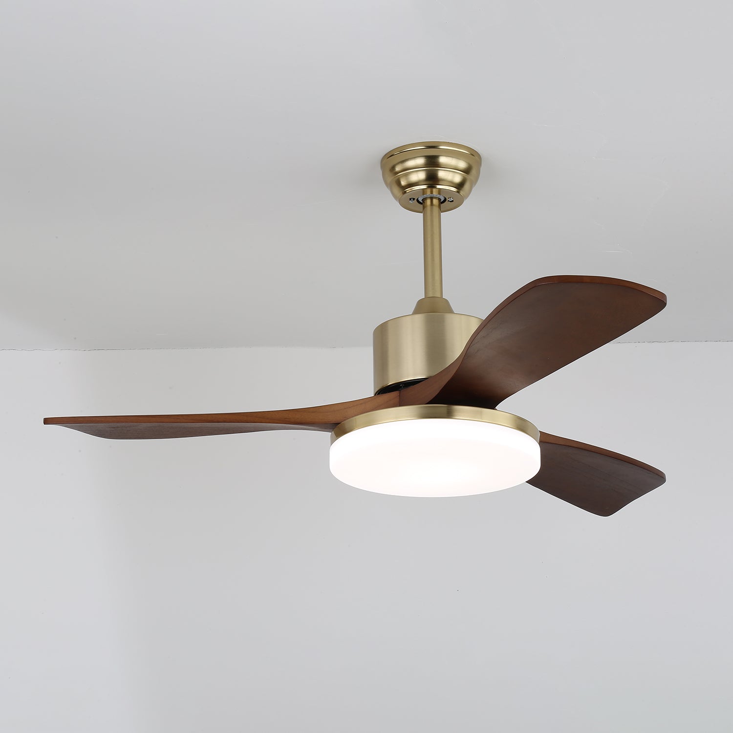 Plafonnier ventilateur Selora en laiton et bois, diagramme avec dimensions Diamètre 106cm x Hauteur 28cm.