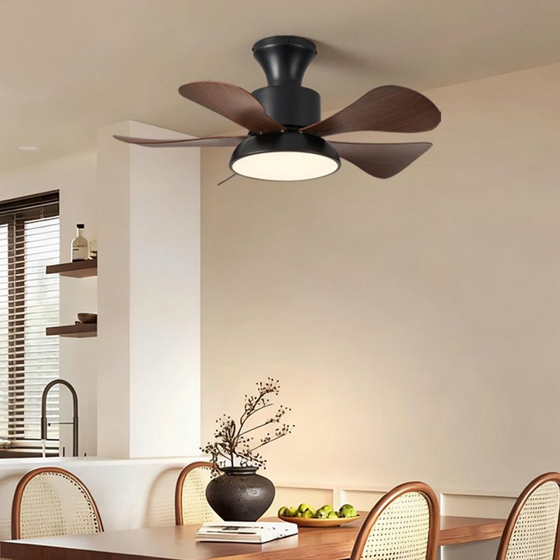 Ventilateur de plafond Archer installé dans un salon moderne
