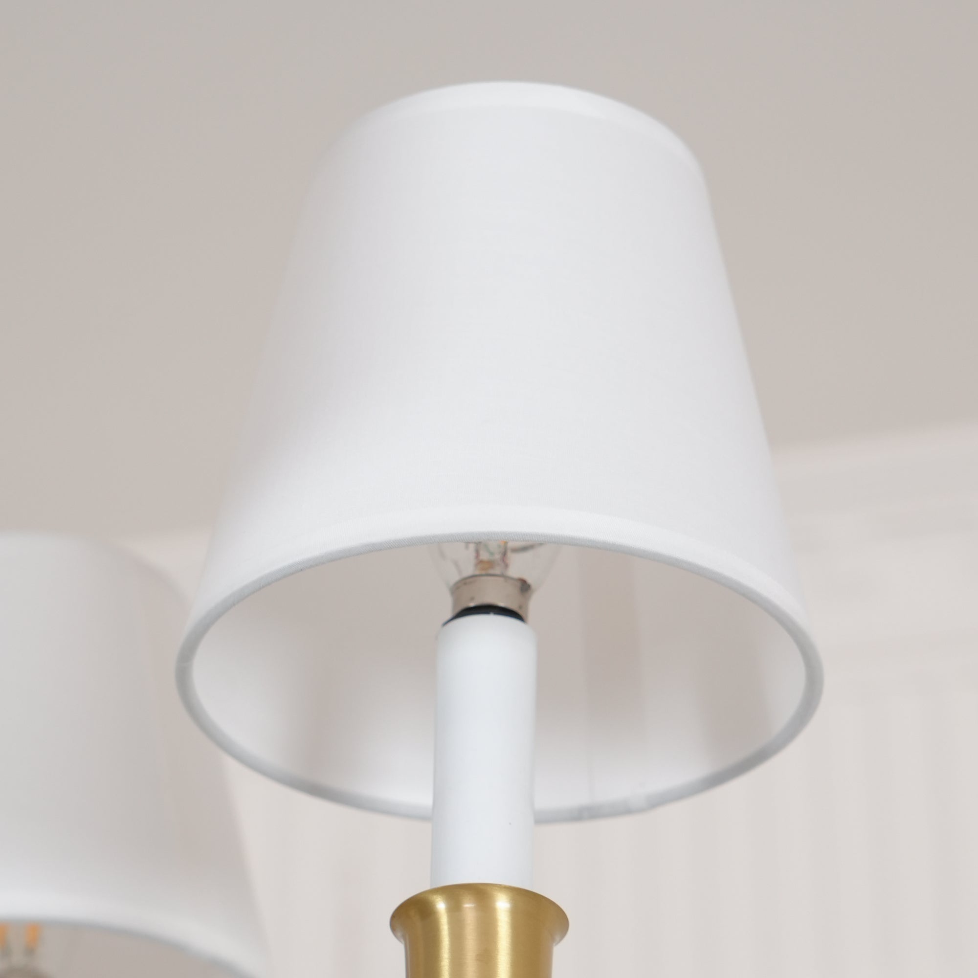 Talia Lustre de Luxe en Laiton et Tissu - Neutralighting
