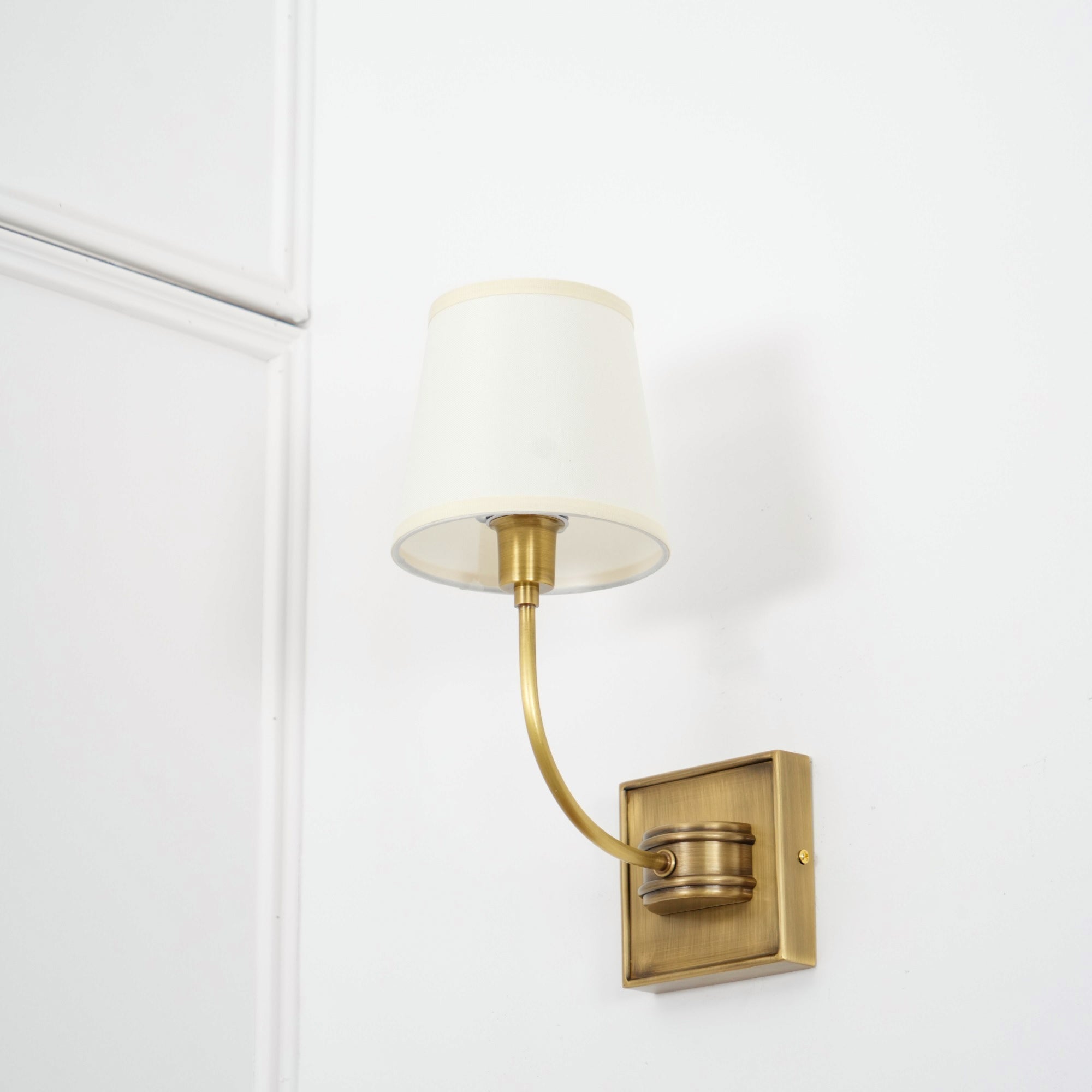Victor Applique Murale en Bronze Noir et Tissu