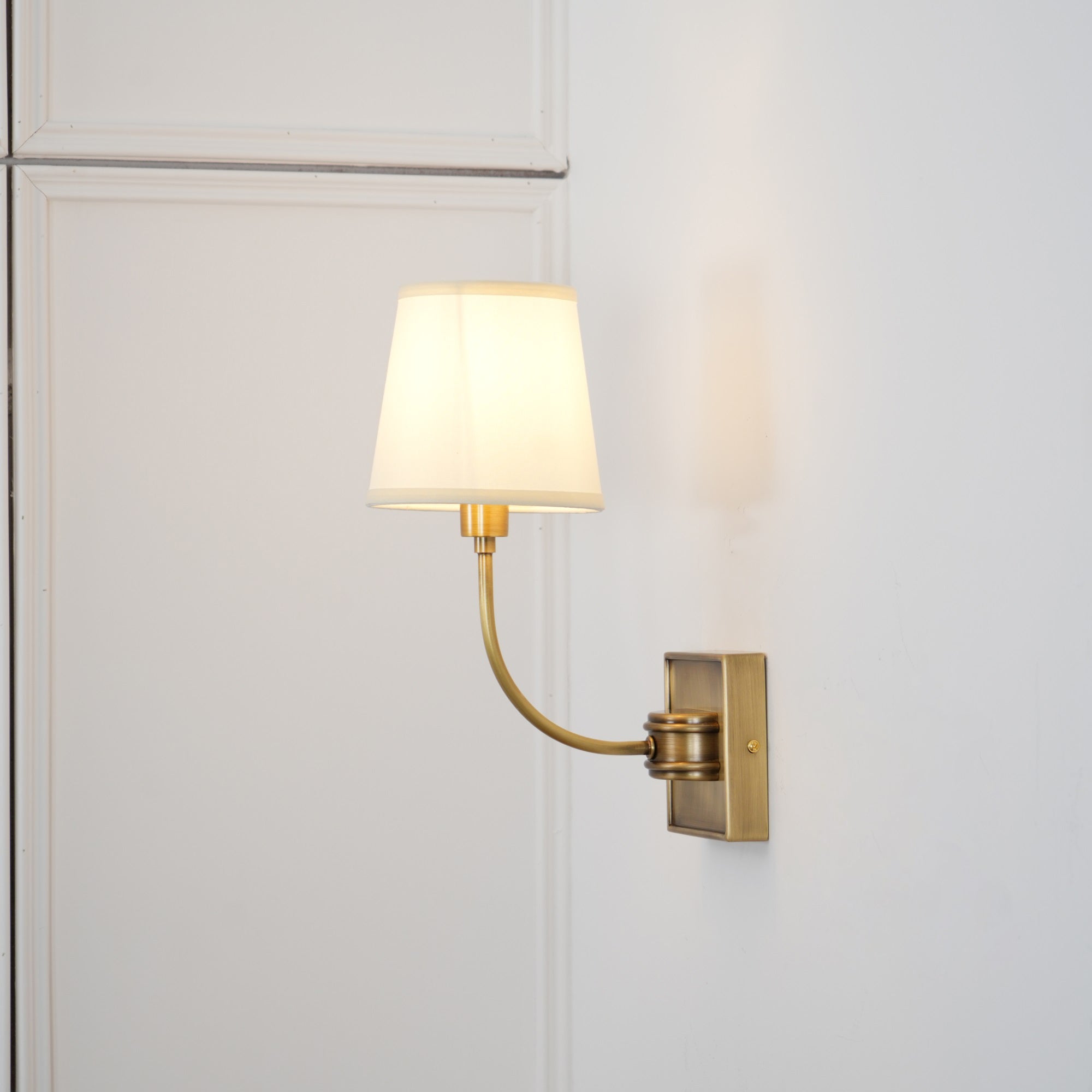 Victor Applique Murale en Bronze Noir et Tissu