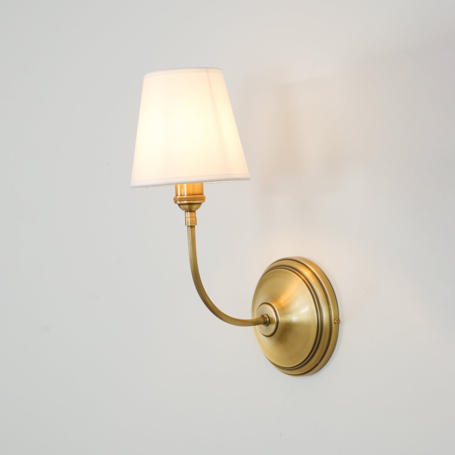 Victor Applique Murale en Bronze Noir et Tissu
