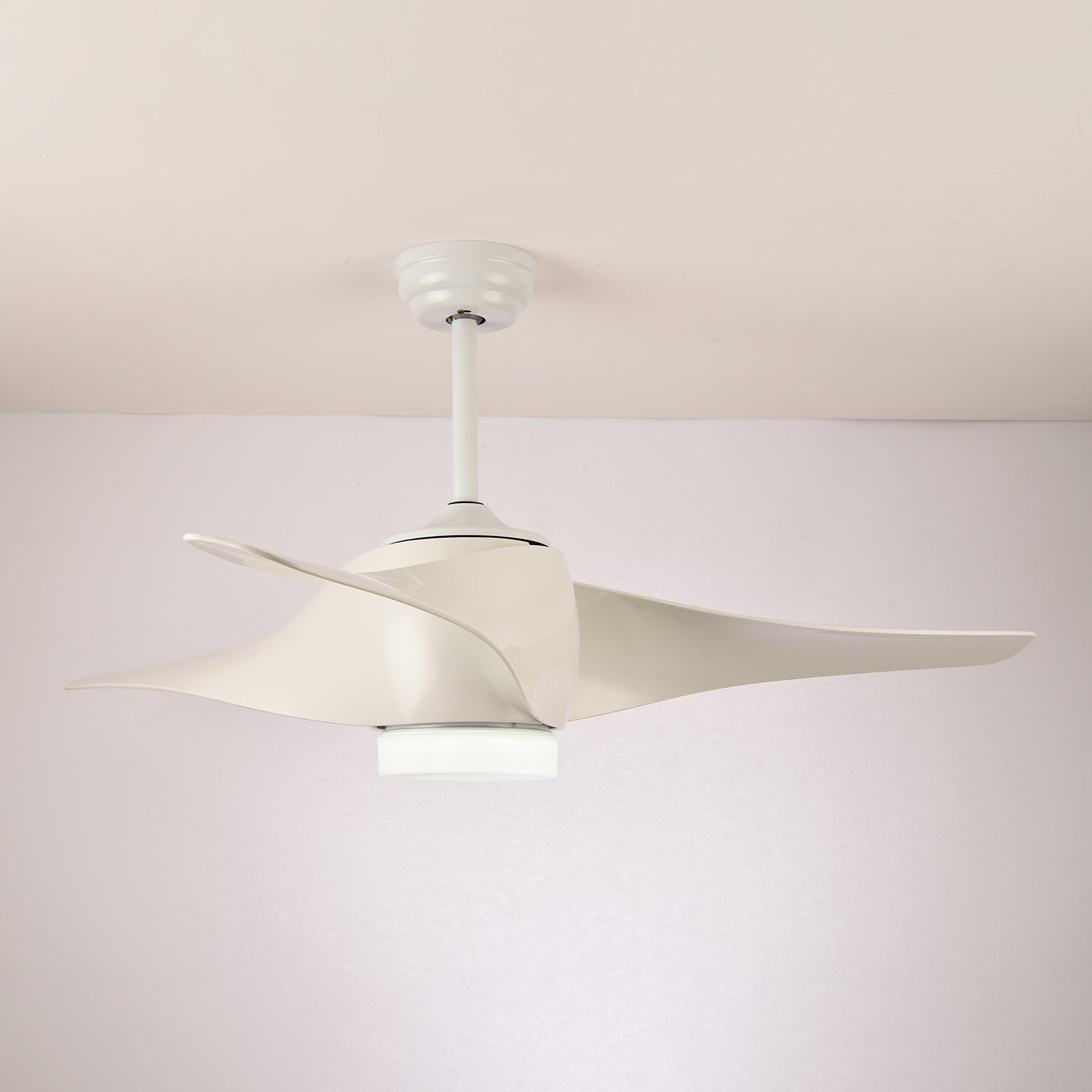 Plafonnier ventilateur AeroGlow dans un salon moderne.