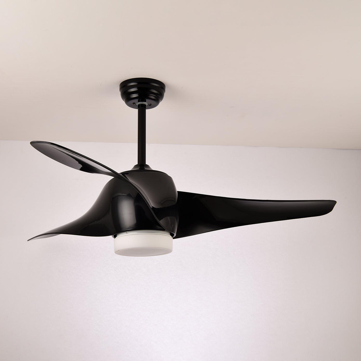 Ventilateur de plafond Umber éclairant une pièce