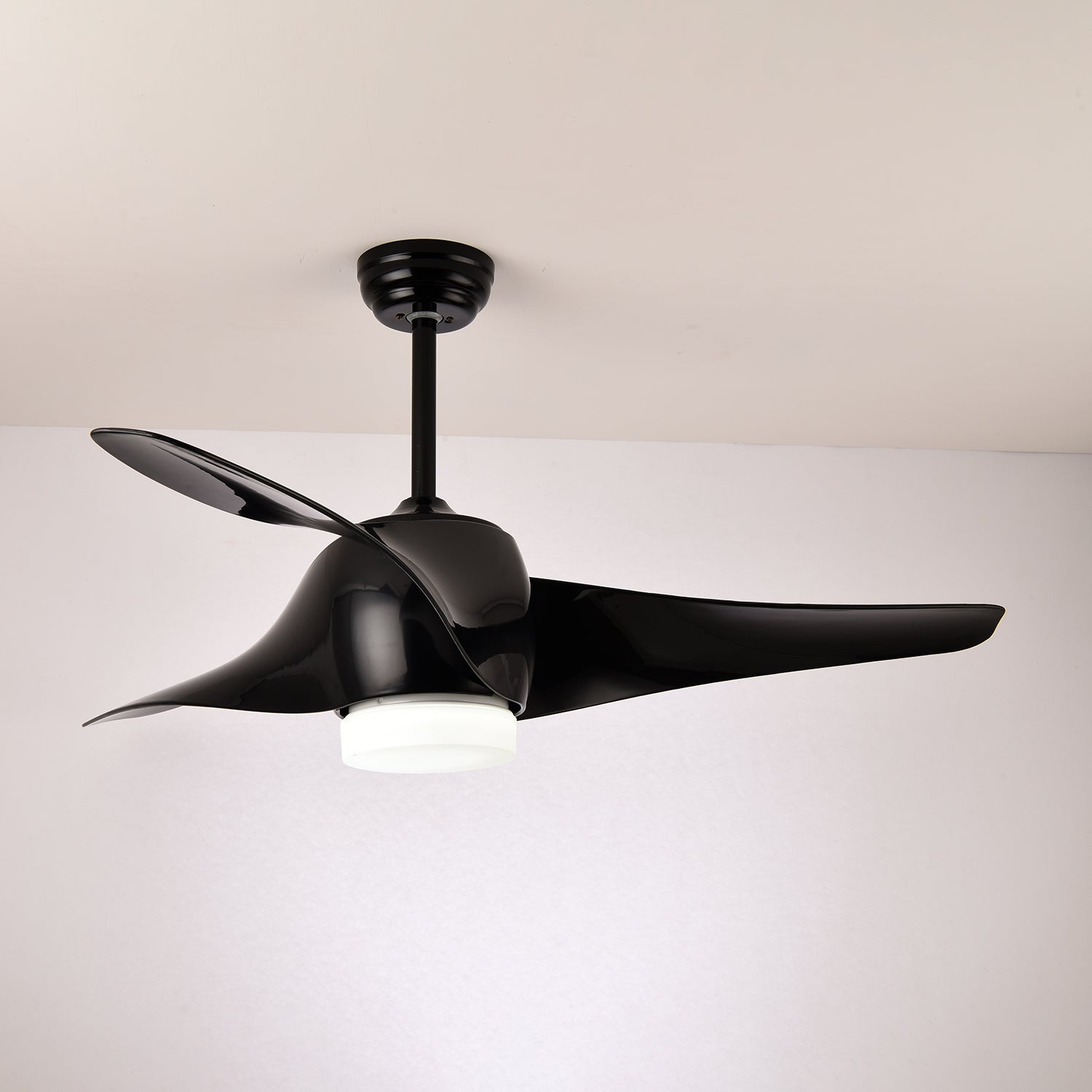 Ventilateur de plafond Umber avec lumière LED intégrée allumée