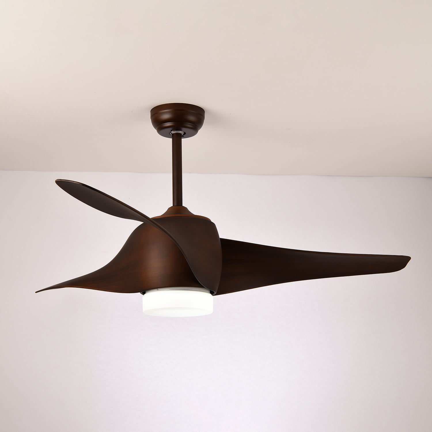 Plafonnier ventilateur AeroGlow éteint, présentant les pales du ventilateur.