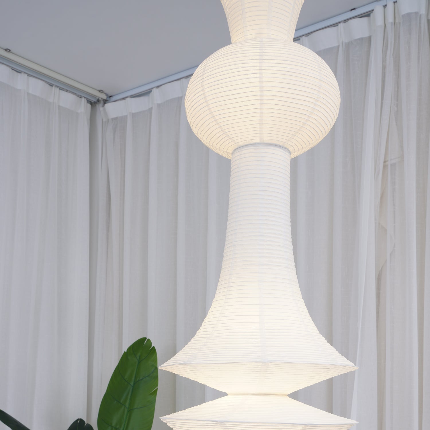 Faye Suspension Sculpturale Verticale en Papier